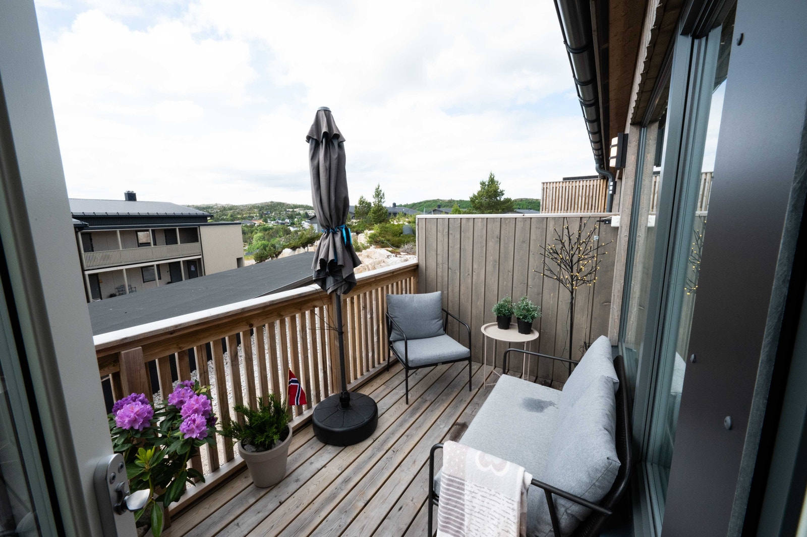 Balkong med gode solforhold og plass til utemøbler Galleribilde