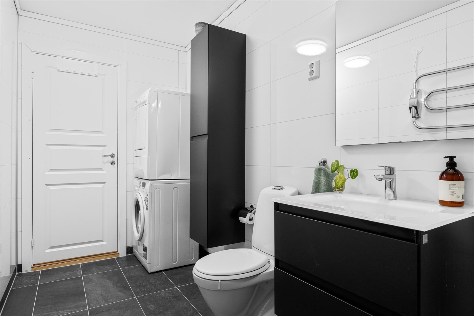 Overflatene består av baderomsplater på veggene og flislagt gulv med termostatstyrte varmekabler. Galleribilde