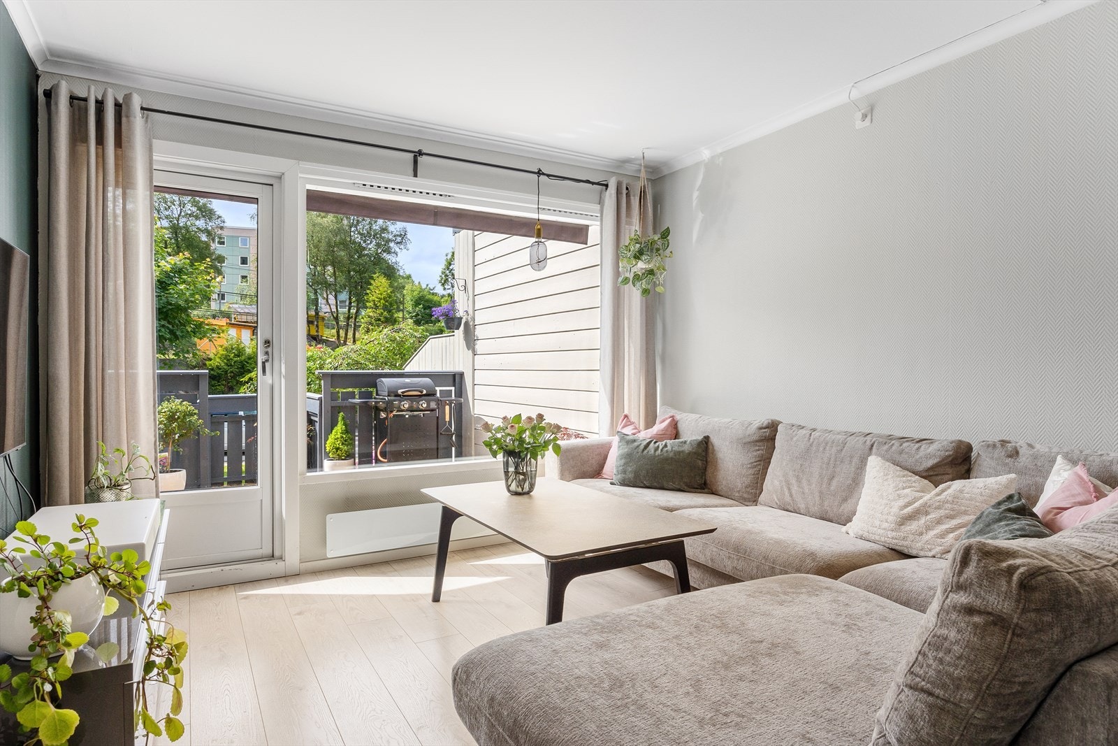 Stuen er lys og trivelig, med god plass til sofagruppe og øvrig ønsket møblement. Galleribilde