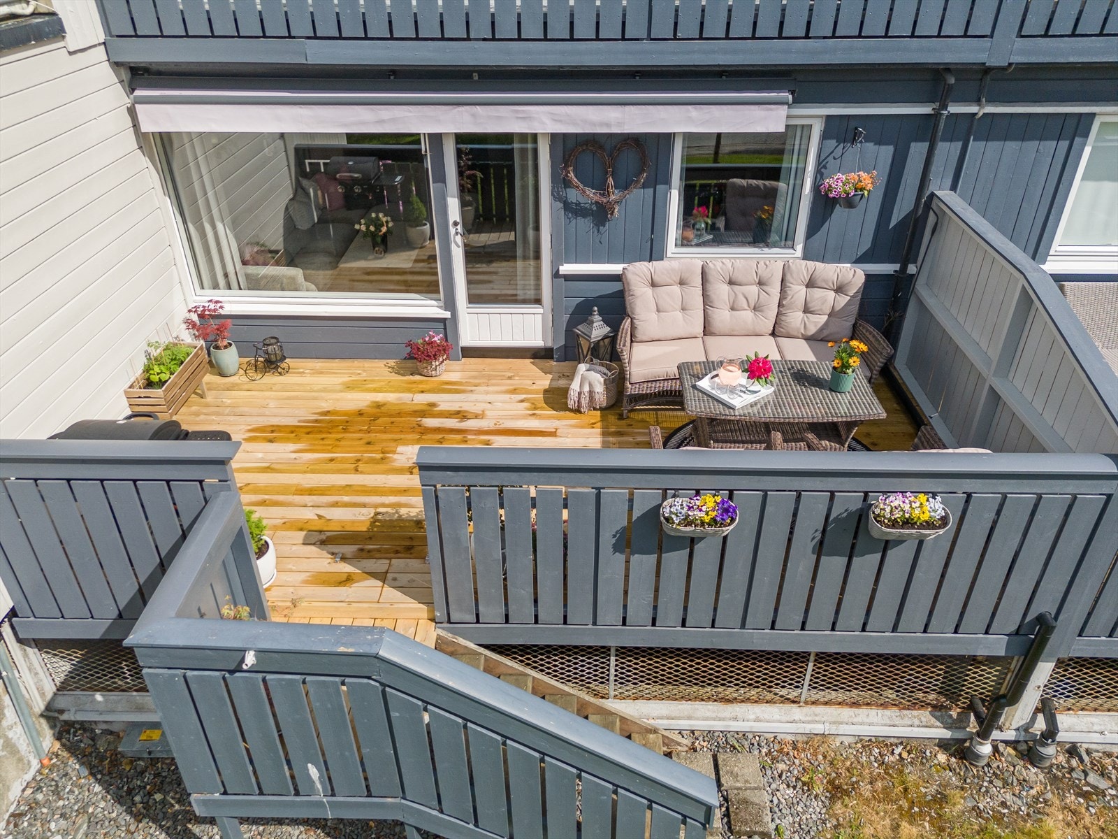 Kort vei fra terrassen til fast garasjeplass! Galleribilde