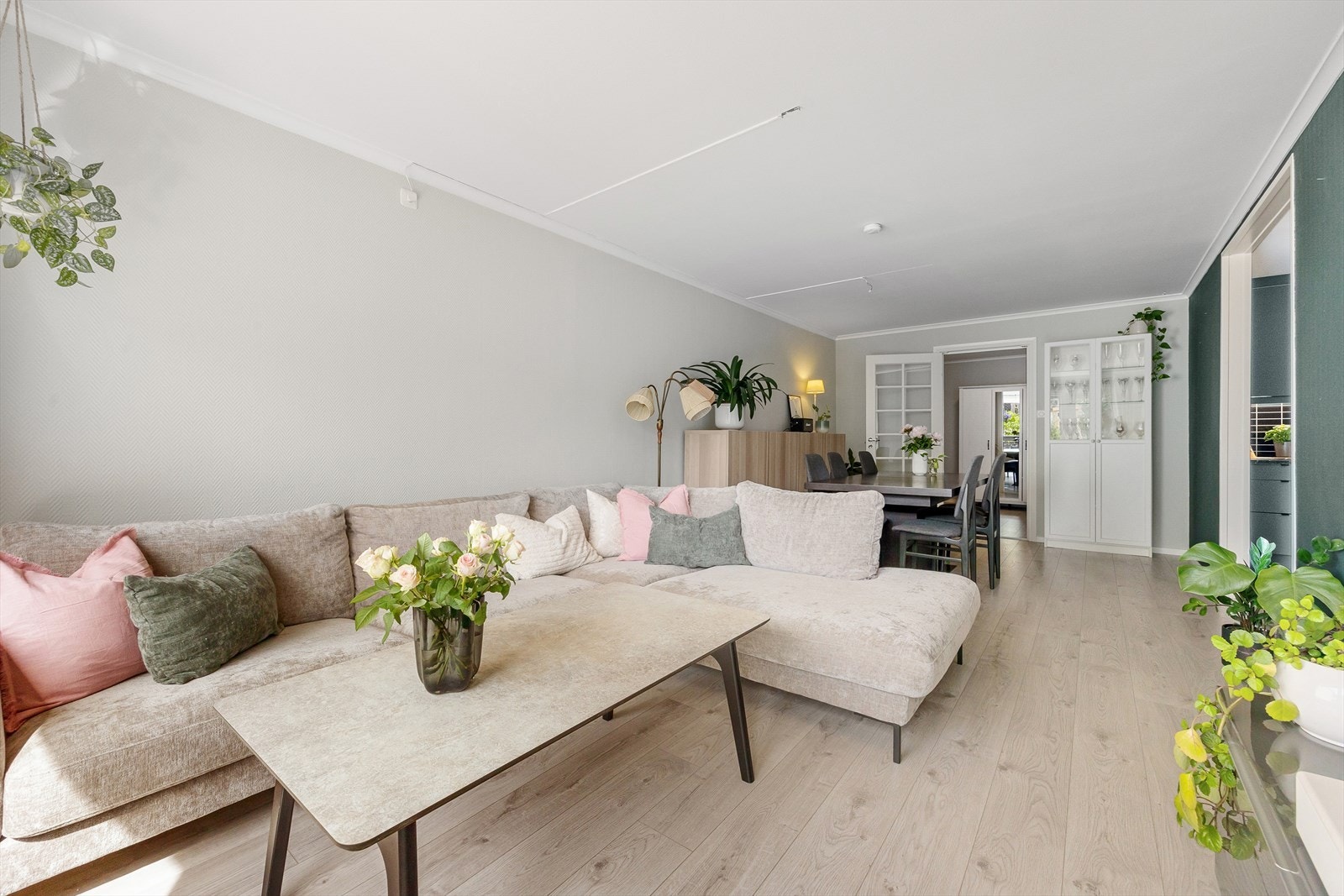 Stuen er lys og trivelig, med god plass til sofagruppe og øvrig ønsket møblement. Galleribilde