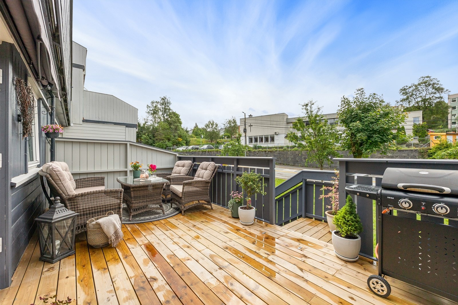 Meget solrik terrasse på hele 18 m² der det er god plass til diverse utemøbler. Galleribilde