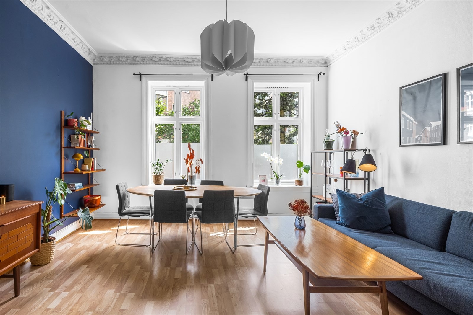 Leiligheten har god takhøyde og store vindusflater og er gjennomgående, som gjør at leiligheten oppleves som lys og av god størrelse. Galleribilde