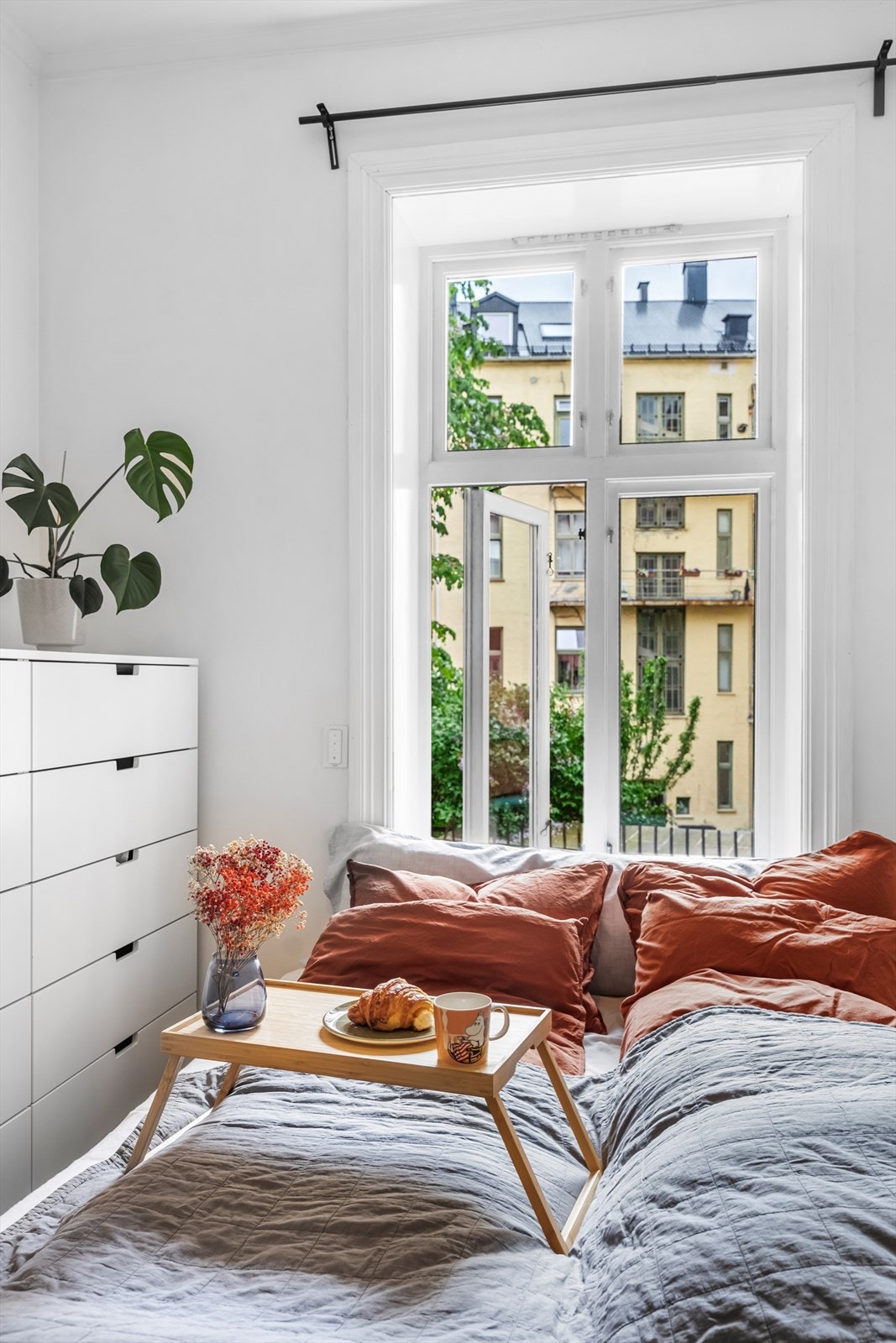 Rommet vender mot en svært rolig bakgård. Galleribilde