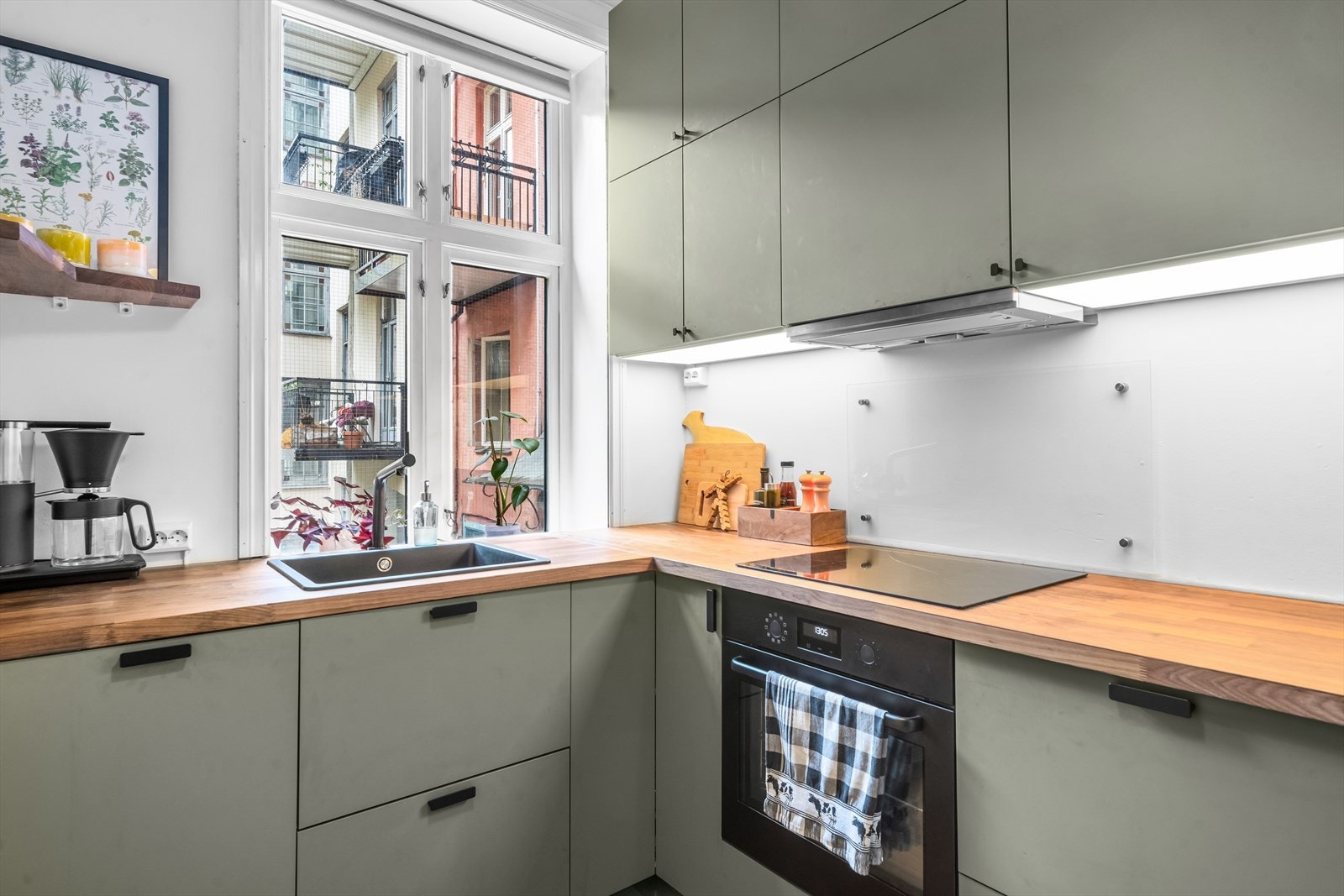 Innredningen er bestående av glatte fronter og foliert benkeplate. Her er det god arbeid-/skapplass! Galleribilde