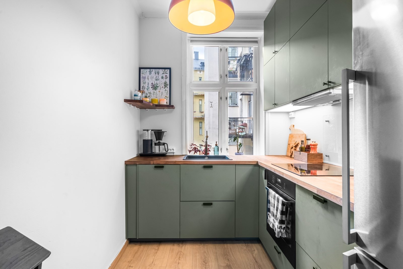 Kjøkkenet er utstyrt med platetopp, nedfelt kum, ettgreps blandebatteri, ventilator, kjøl/fryseskap, ovn og oppvaskmaskin. Galleribilde