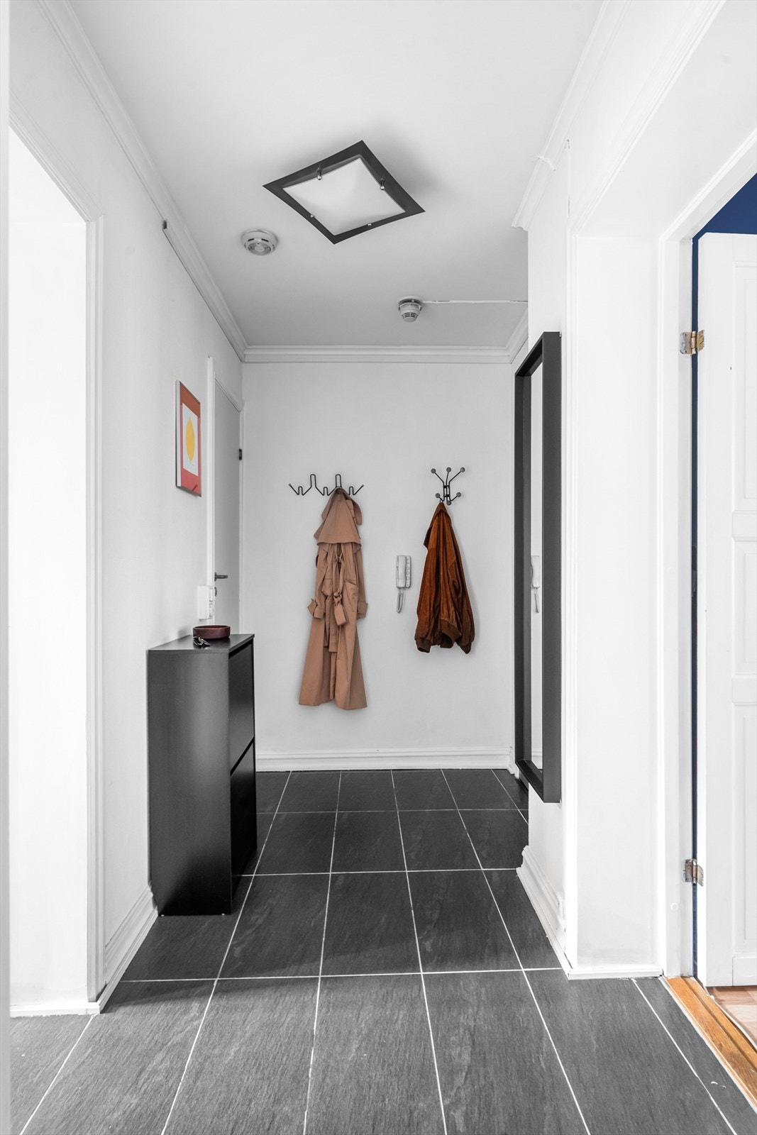 Velkommen inn! Romslig entré med flislagt gulv. I entreen er det god plass til å henge opp ytterklær og sette fra seg sko. Galleribilde