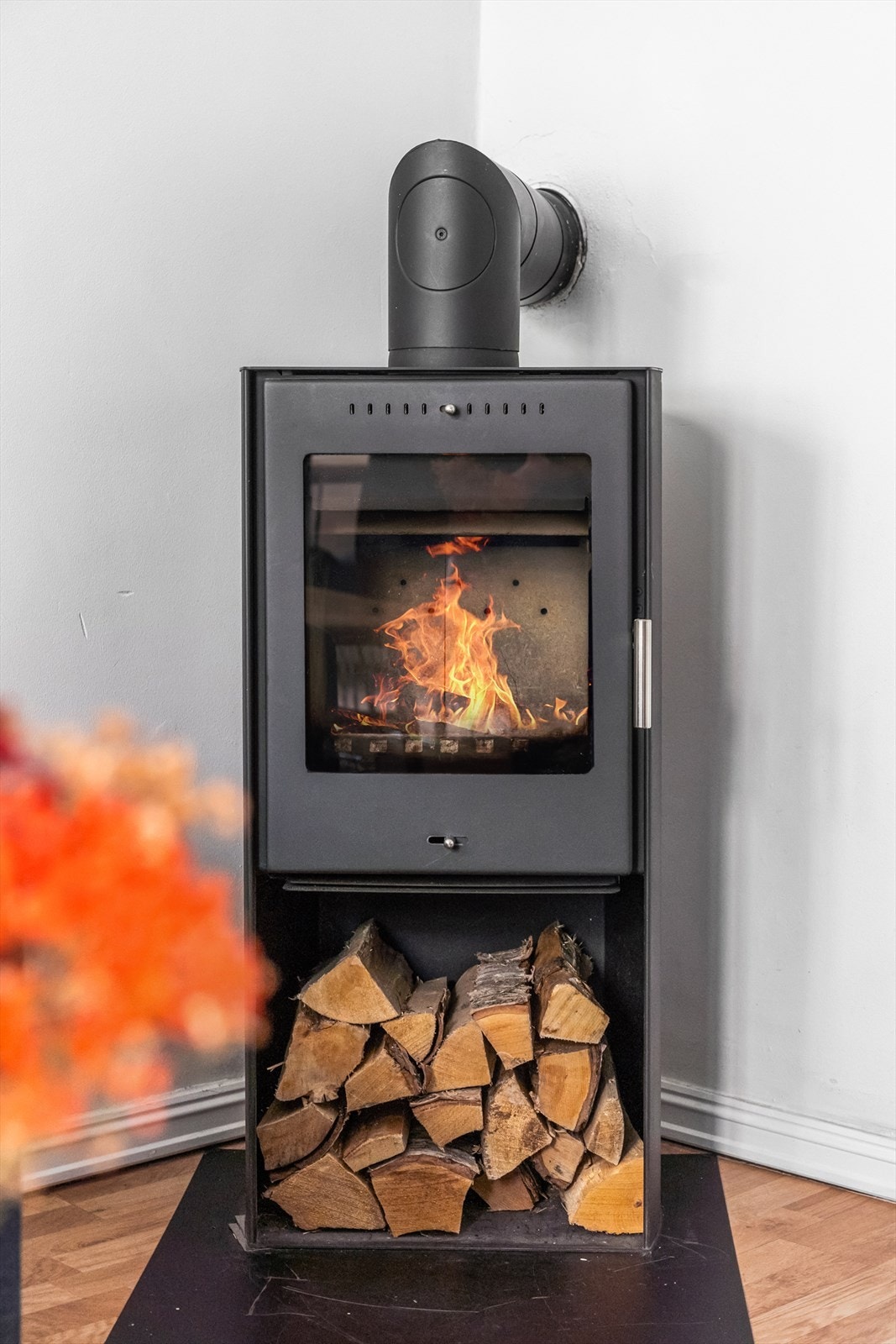 I stua befinner det seg også en koselig peis fra 2021. Her har man god varme på de kalde vinterkveldene. Galleribilde