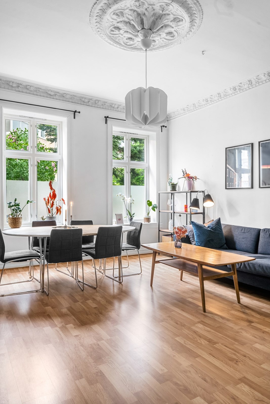 Stuen har flere gode møbleringsmuligheter og består av klassiske detaljer. Galleribilde