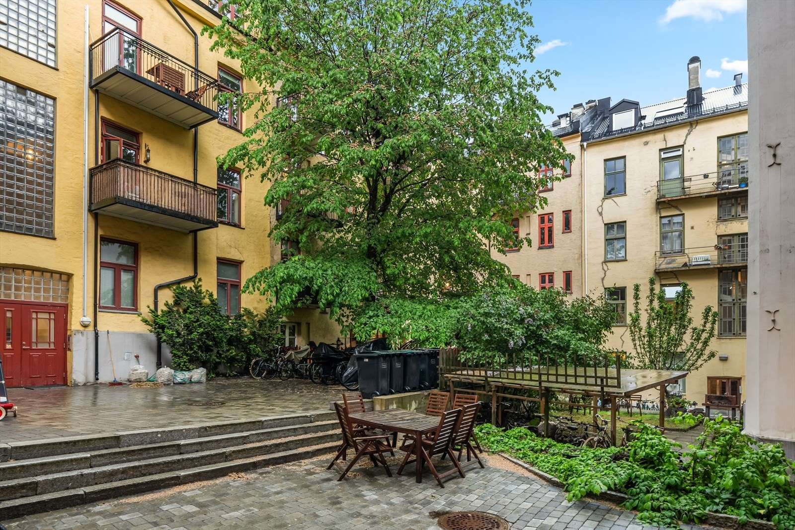 Bakgården er pent opparbeidet med trær, prydbusker, beplantning og koselig sittegruppe. Galleribilde