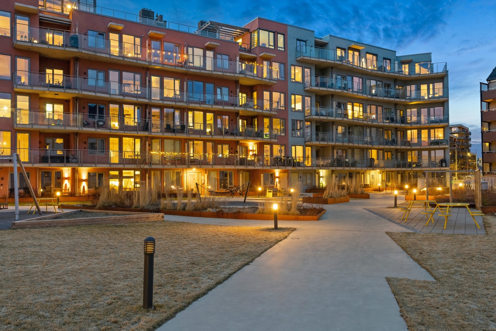 Kveldsbilde av fasade. Galleribilde