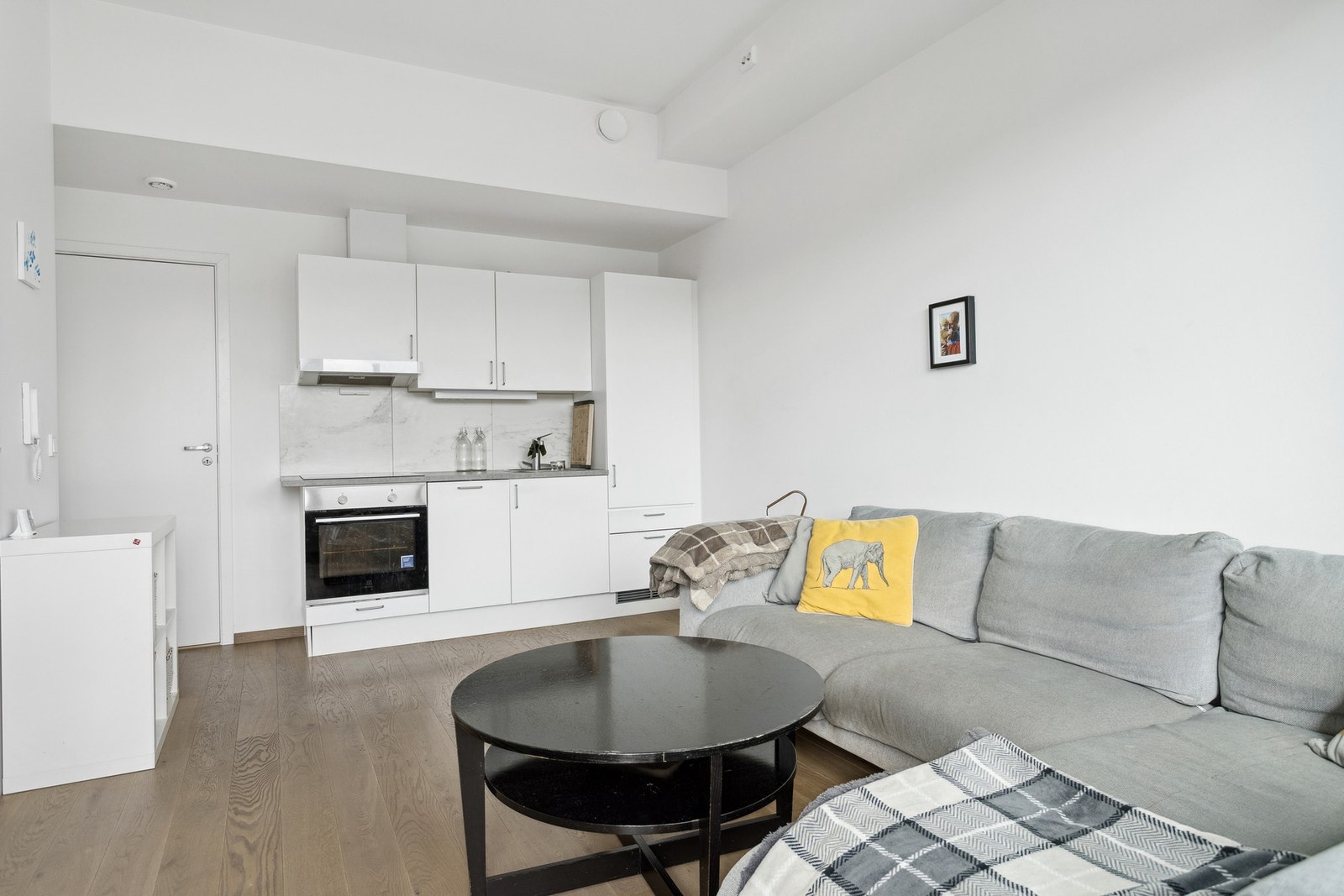 Stue og kjøkken i åpen løsning. Galleribilde