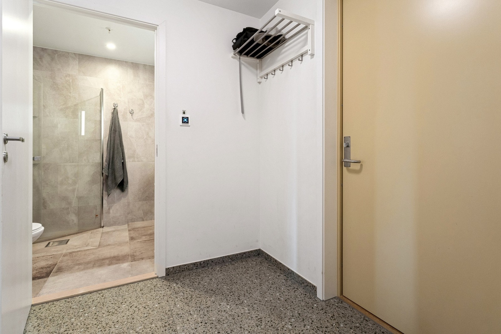 Entre med plass til å henge fra seg. Galleribilde