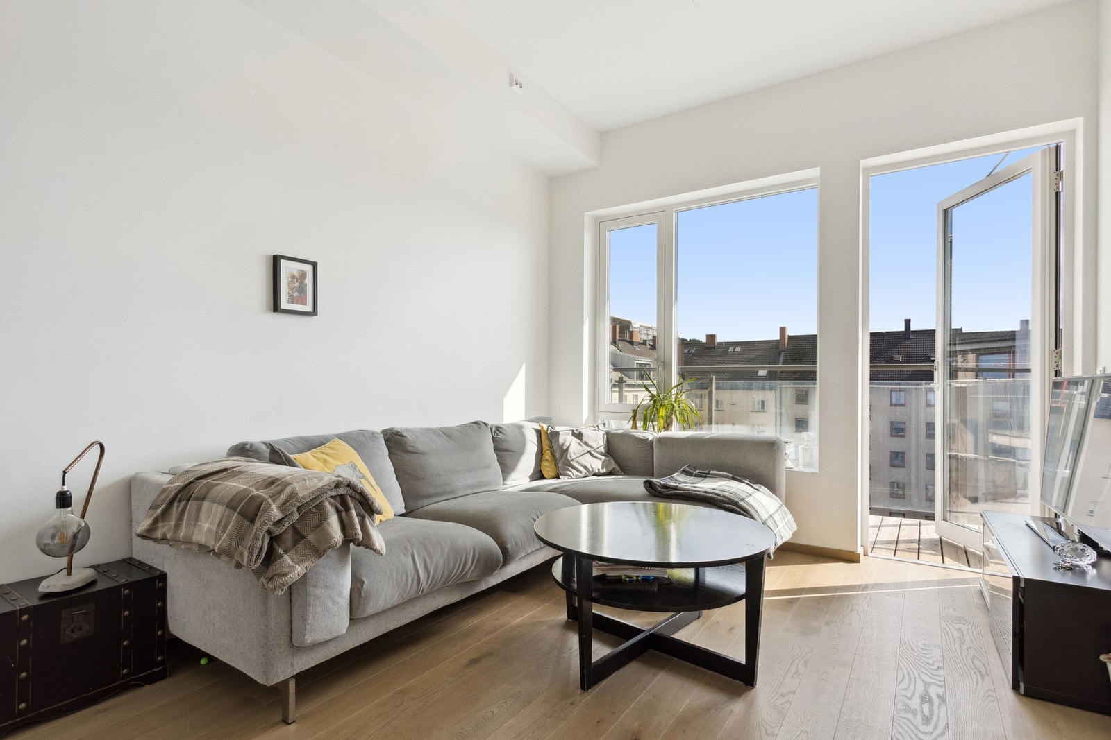 Store vindusflater som gir mye naturlig lys. Galleribilde