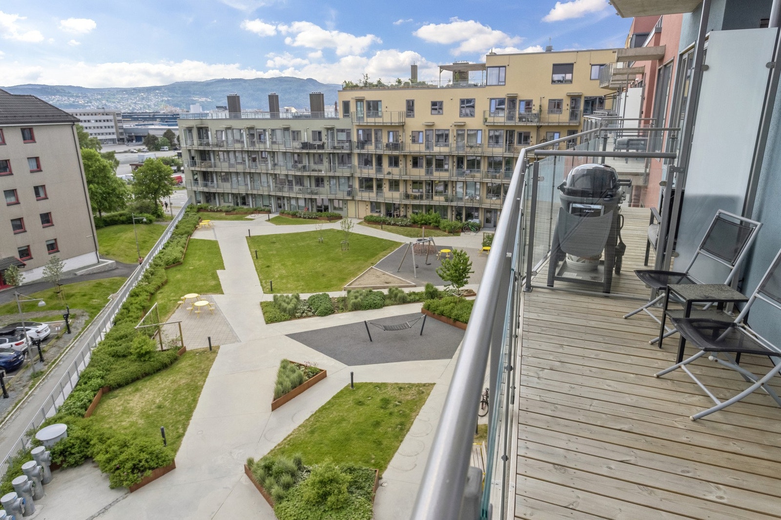 Balkongen har gode solforhold og utsikt. Galleribilde