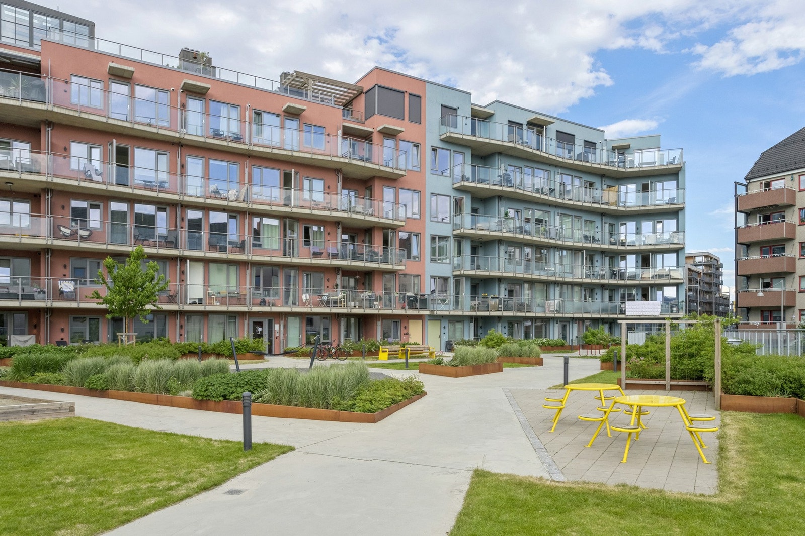 Sameiet har flotte fellesområder med sittegrupper, plenareal, prydbusker og lekeplasser. Galleribilde