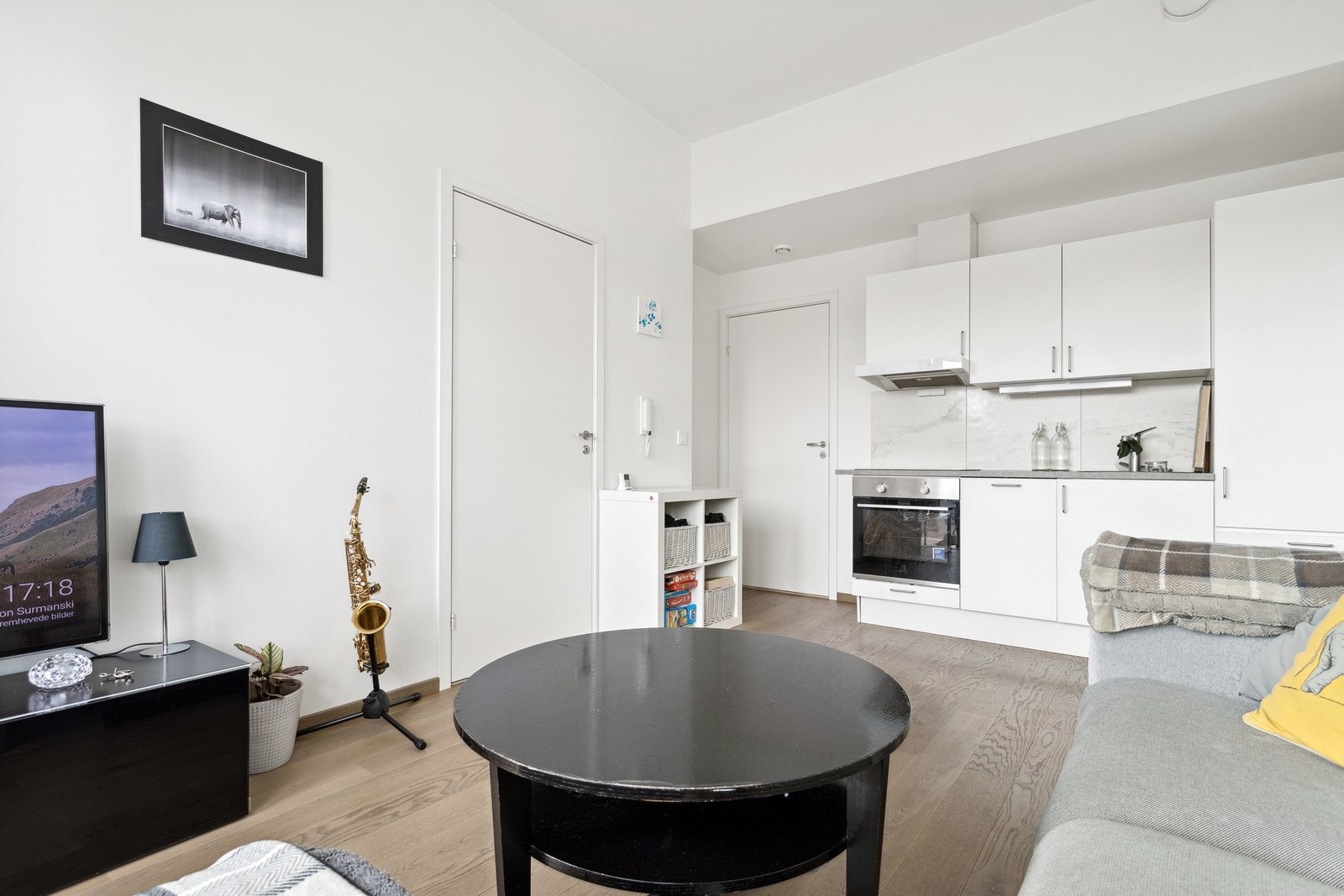 Leiligheten er malt i lyse farger. Galleribilde