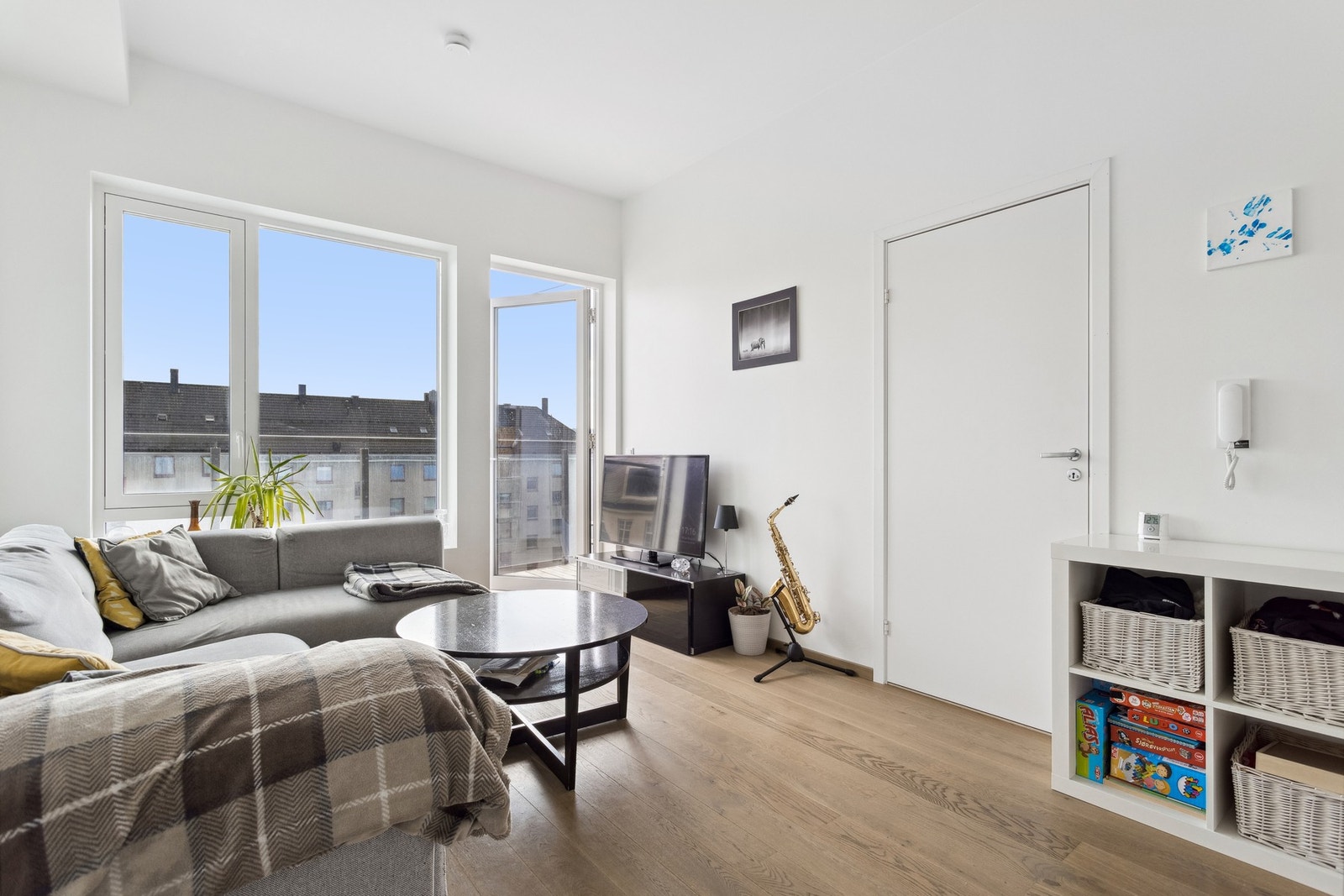 Stuen har plass til sofagruppe og spisebord. Galleribilde