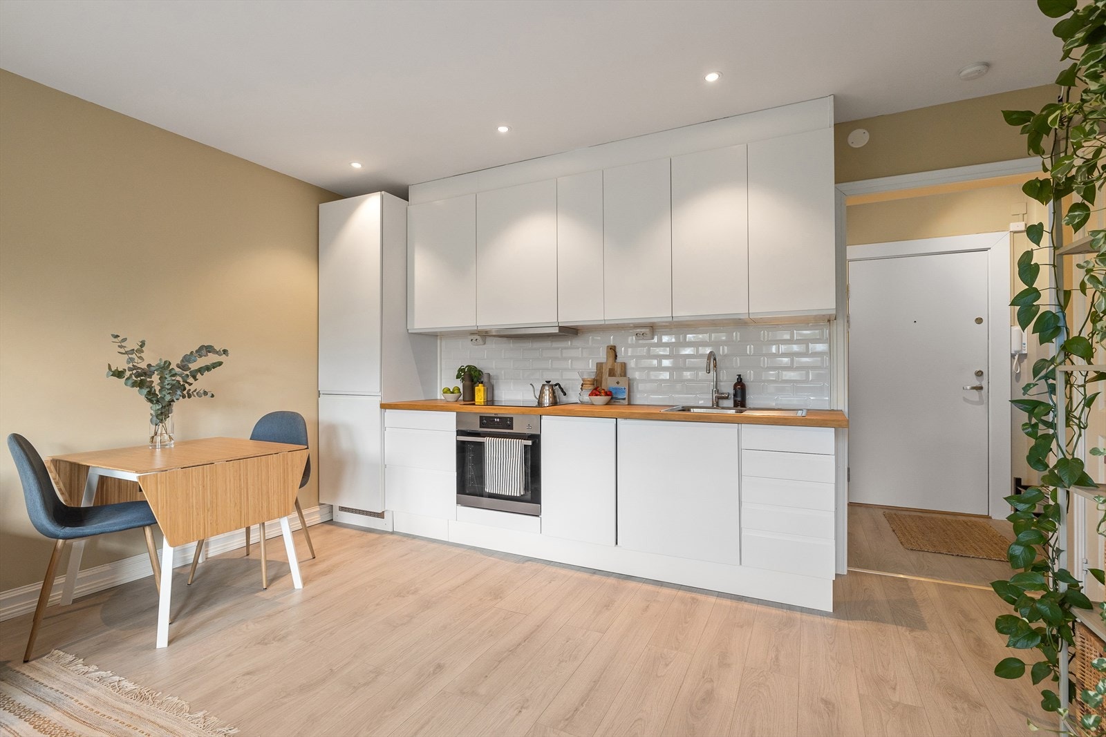 Det er god plass til et spisebord mellom stuen og kjøkkenet. Her ligger alt tilrette for å nyte en delikat middag. Galleribilde