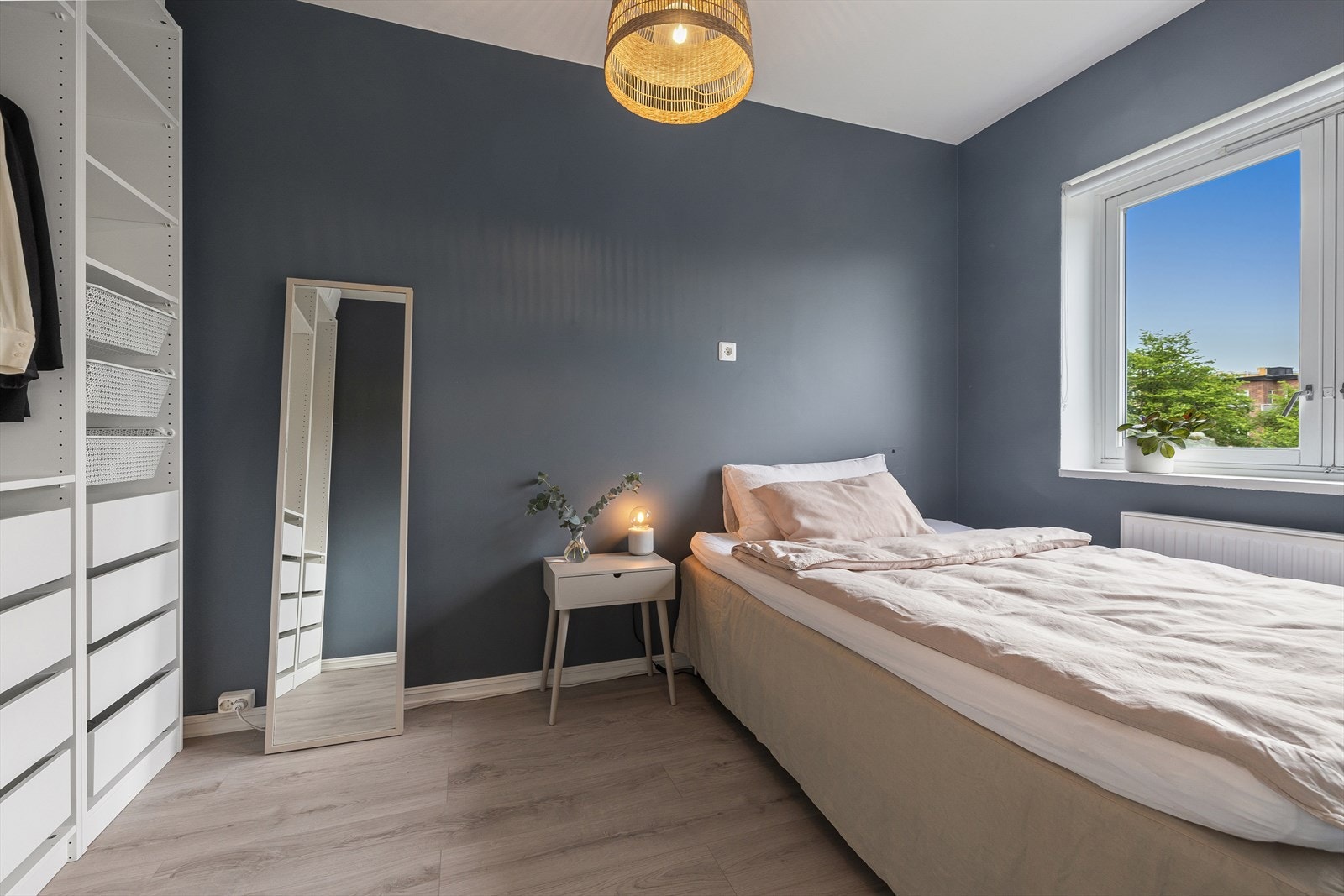 Stort soverom med god plass til dobbeltseng, garderobeskap og tilhørende møblement. Galleribilde