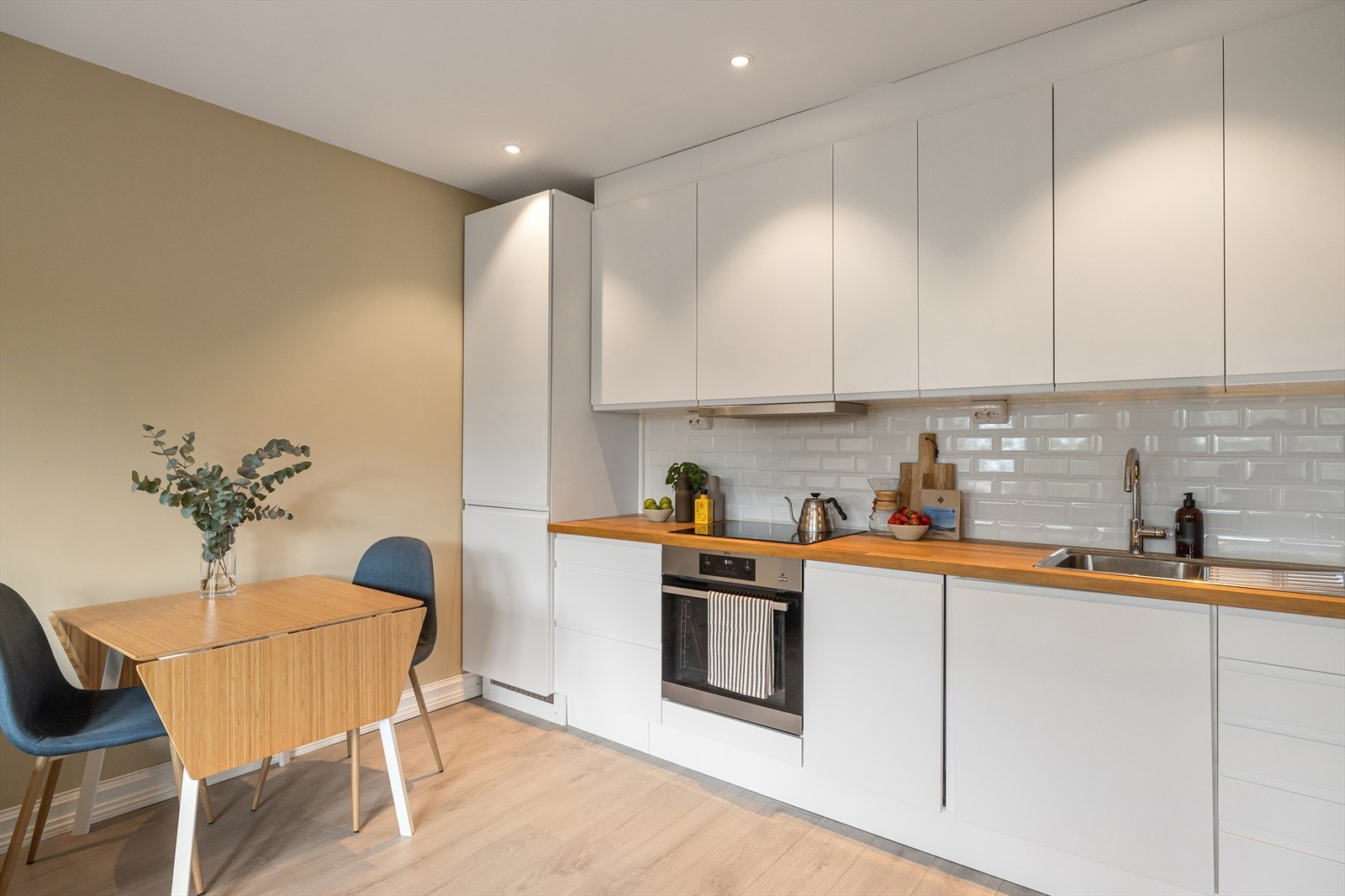 Kjøkkenet er modernisert i 2022 med ny benkeplate, vask og armatur, samt komfyr og platetopp med ny kurs til komfyren. Det ble også lagt nye pene fliser over kjøkkenbenken. Galleribilde