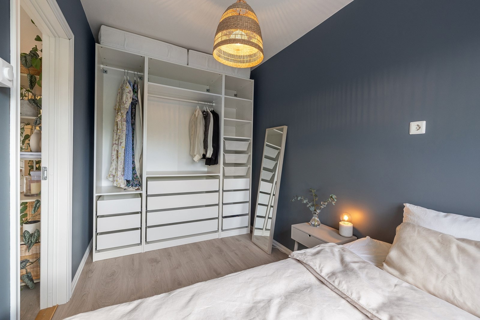 God plass til en stor garderobeløsning. Galleribilde