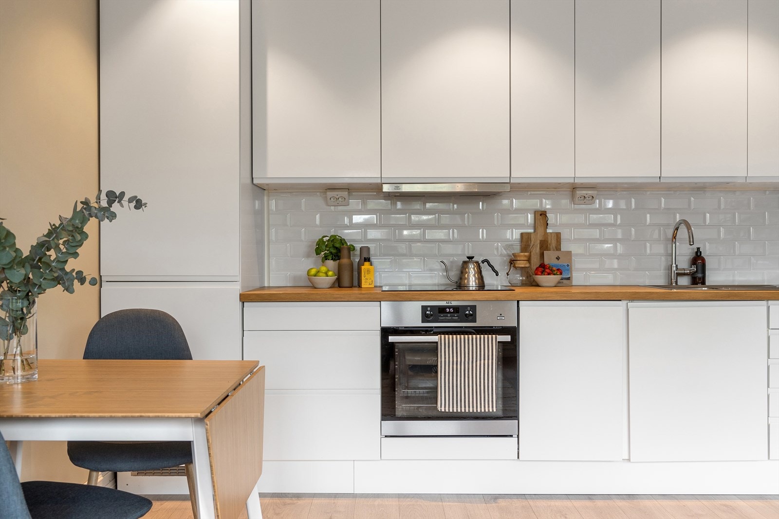 Innredningen er av hvite matte fronter. Frontene er fra 2020. Galleribilde