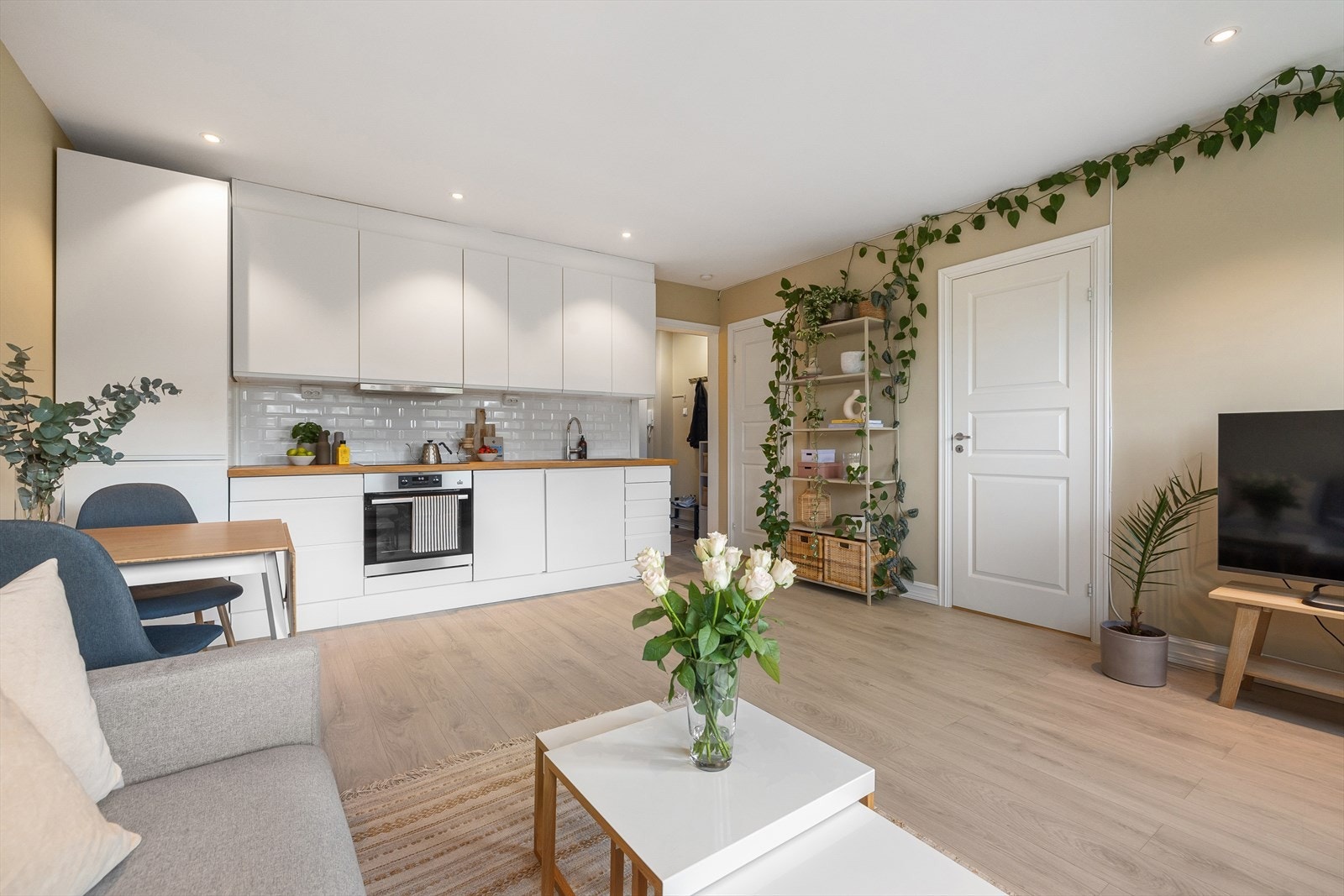 Stor og innbydende stue med åpen stue/kjøkken løsning. Galleribilde