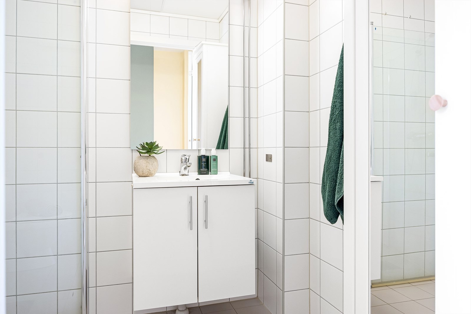 Badet består av veggmontert wc, servant med ettgreps blandebatteri i innredning og opplegg for vaskemaskin. Galleribilde