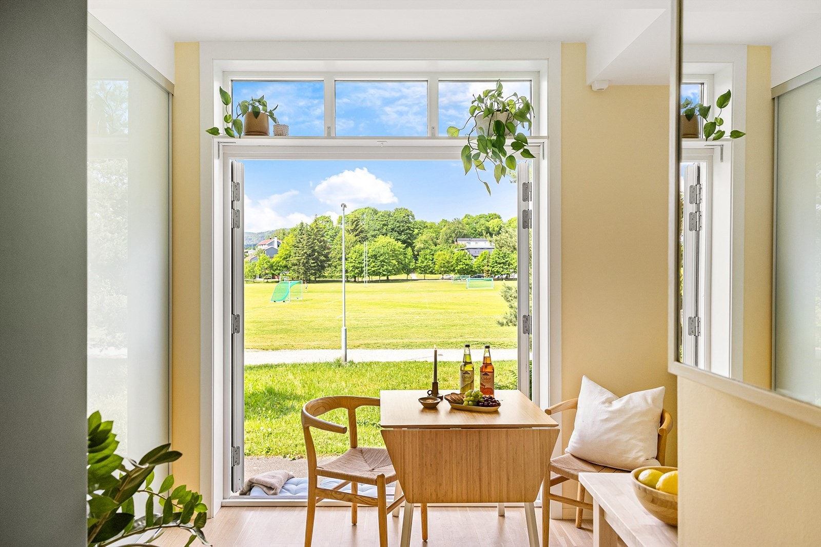 Velkommen til Stavangergata 46B! Dette er en smart 1-roms leilighet med sovealkove og trapp ut mot flotte grøntområder på Voldsløkka. Galleribilde