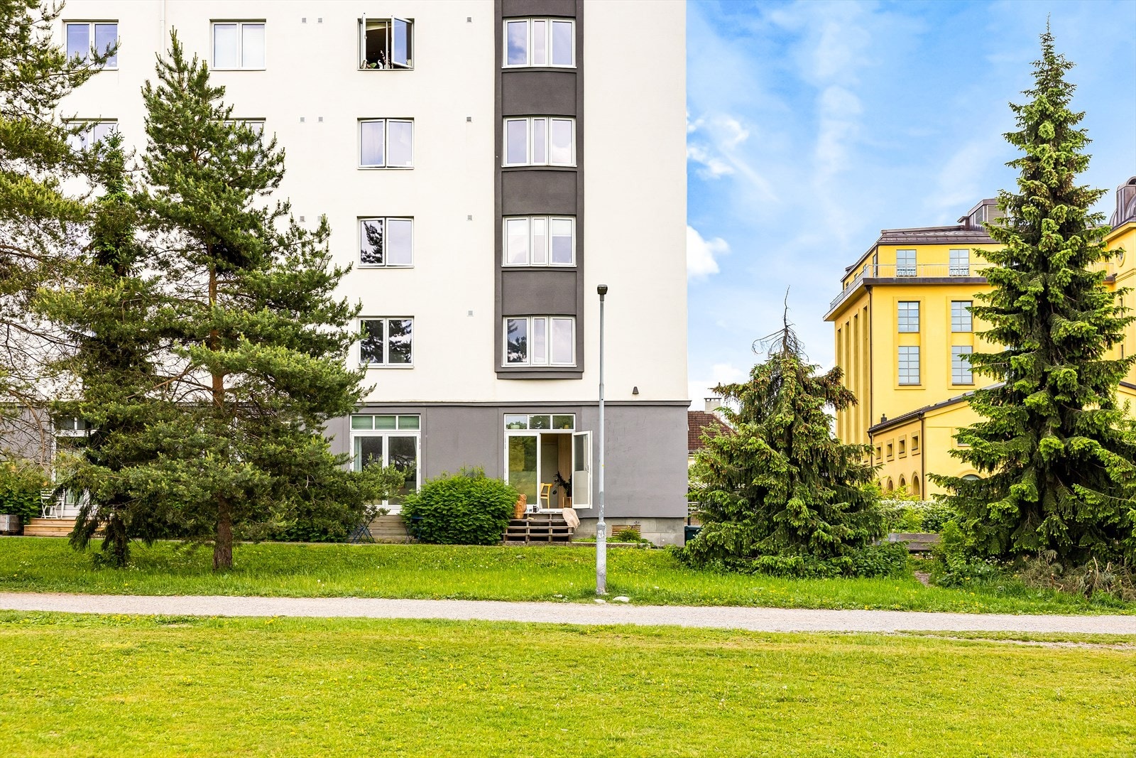 Med det frodige grøntarealet og den åpne himmelen, er dette det perfekte stedet å slappe av og koble av fra hverdagen. Galleribilde