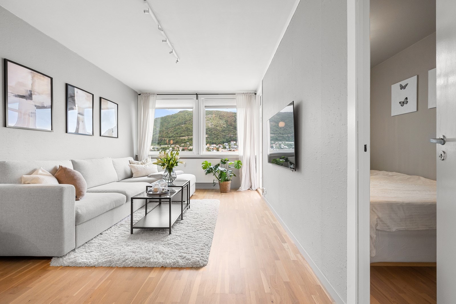 Stuen har plass til sittegruppe. Utgang til terrassen fra stuen Galleribilde