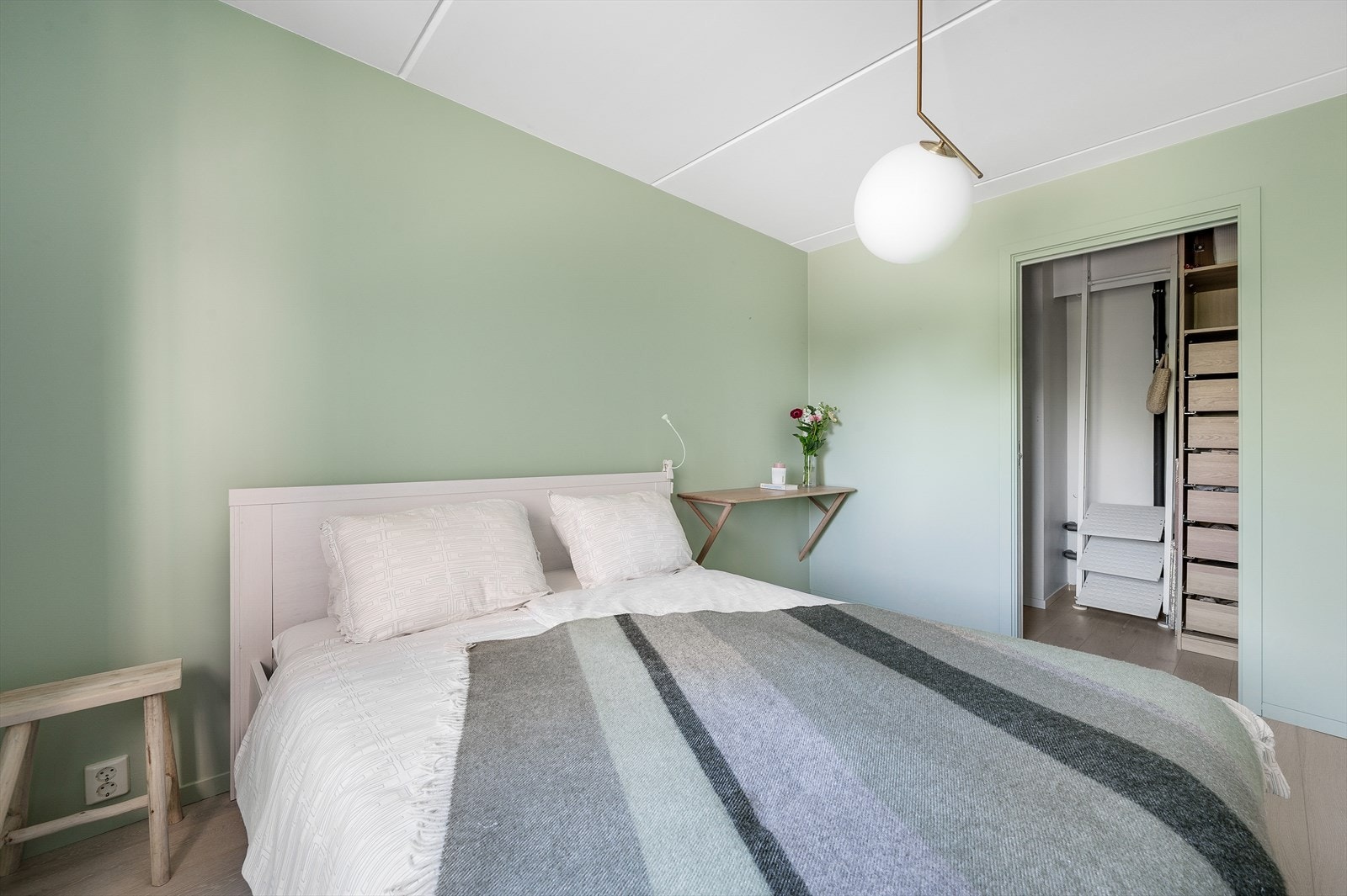 Skapplass får du også rikelig av i walk-in garderobe. Galleribilde