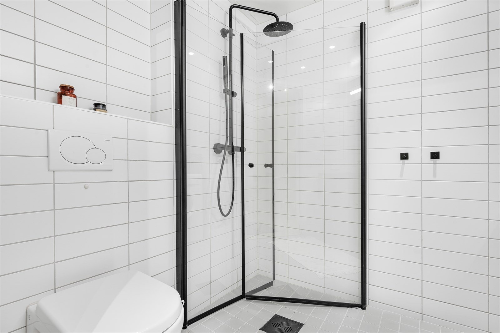 Badet ble oppgradert med baderomsmøbel, dusjdører og regndusj i 2023. Galleribilde
