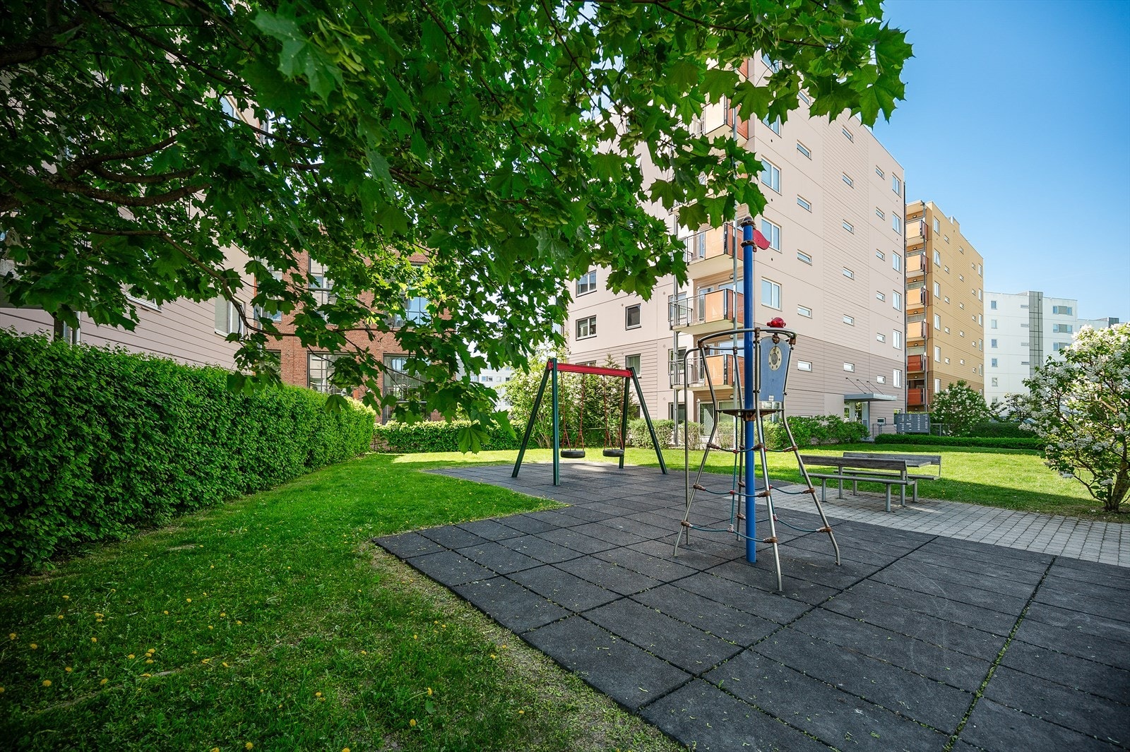 Det er til og med opparbeidet en liten lekeplass for de minste. Galleribilde