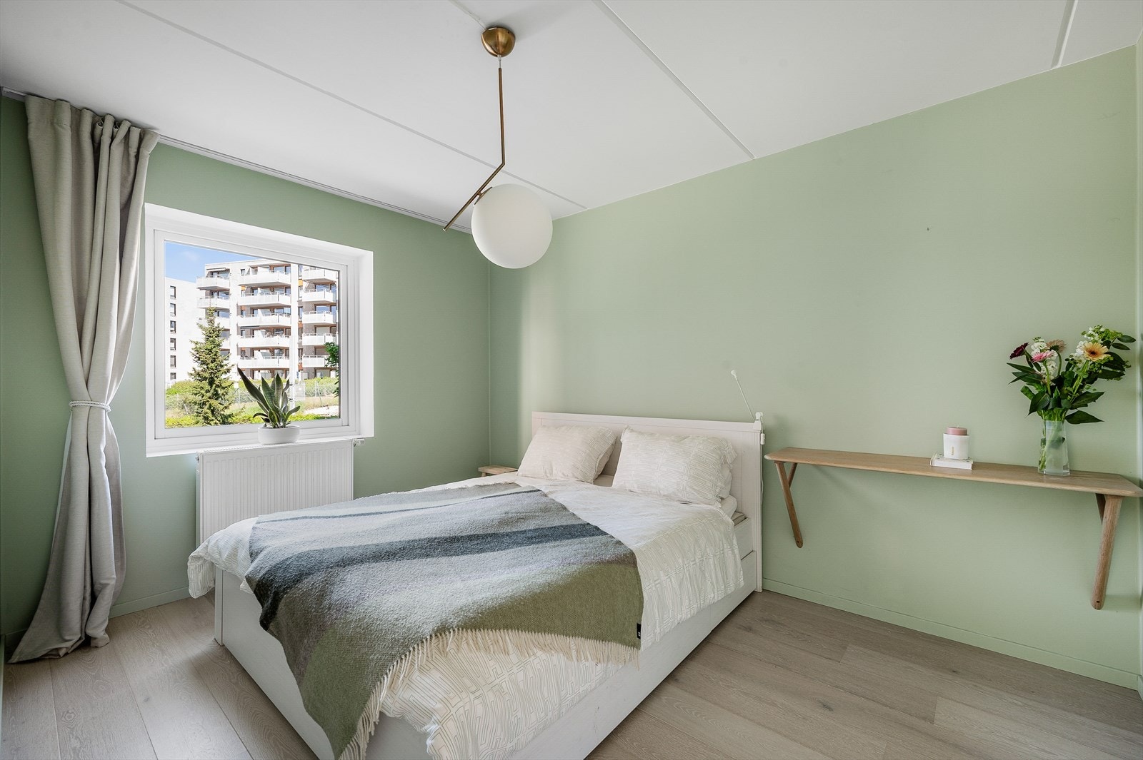 God størrelse med plass til dobbeltseng og nattbord på begge sider. Det er også satt inn et vegghengt bord som kan brukes til for eksempel hjemmekontor. Galleribilde