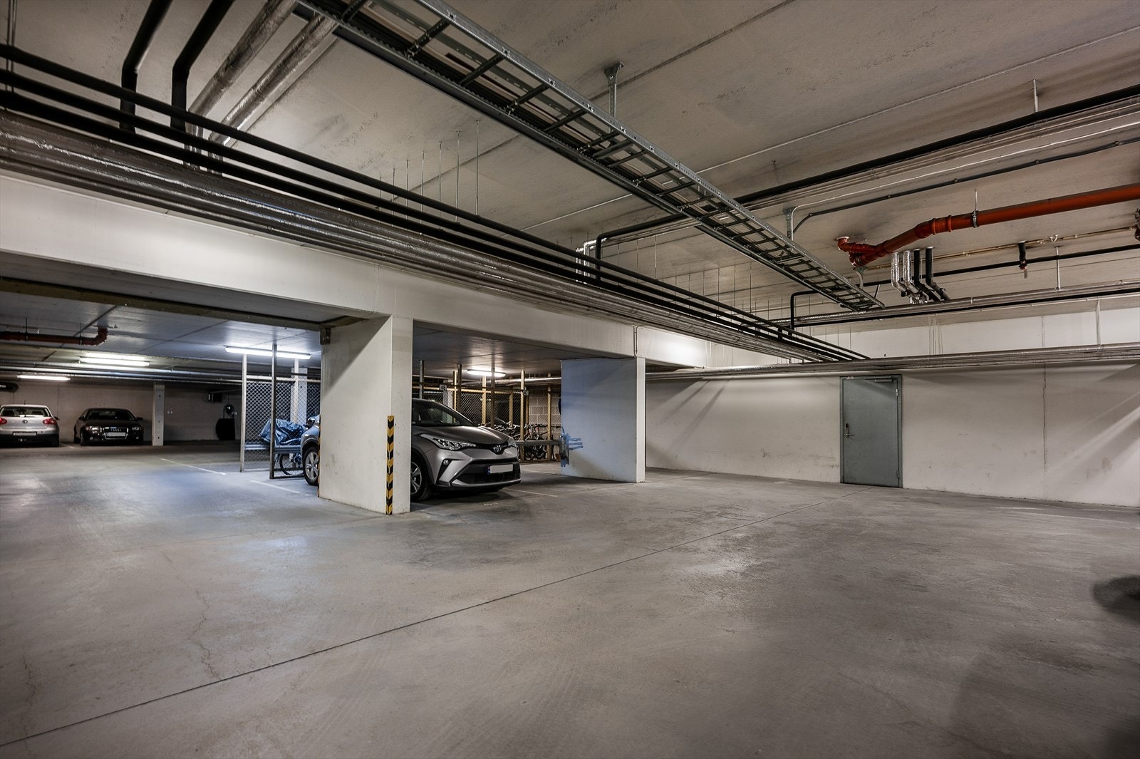 Det følger ikke garasjeplass, men det er ofte mulighet for leie og kjøp. Galleribilde