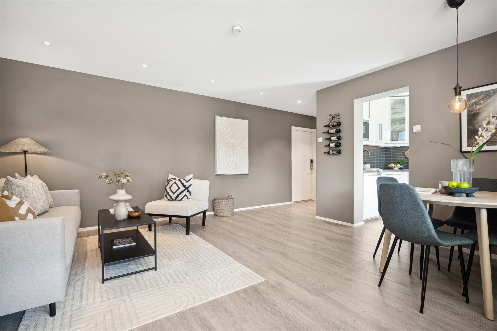 Leiligheten ble i 2020 utstyrt med downlights i entré og stue Galleribilde