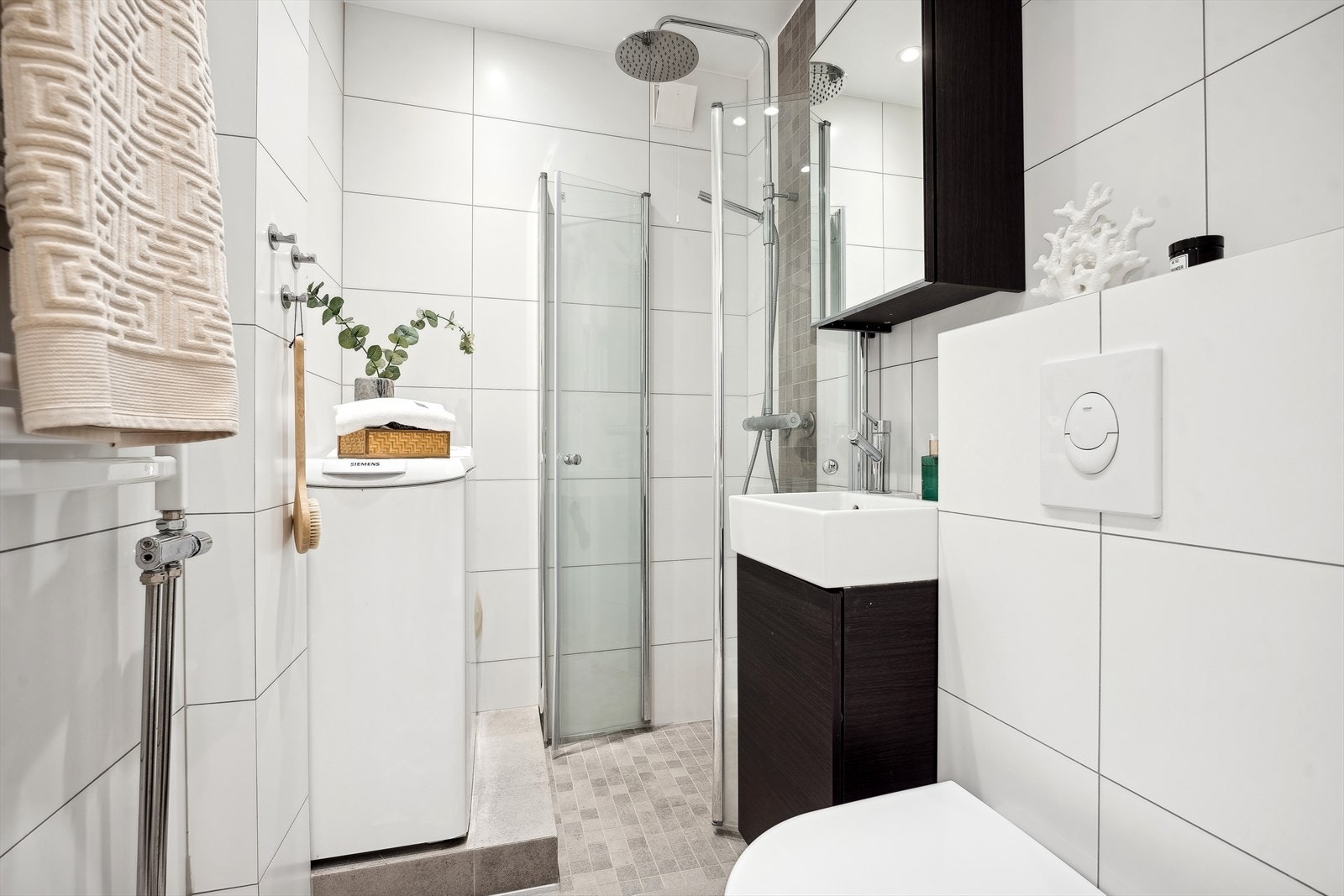 Badet har moderne baderomsinnredning med blant annet regnfallsdusj, og den lune gulvvarmen skaper en behagelig atmosfære Galleribilde