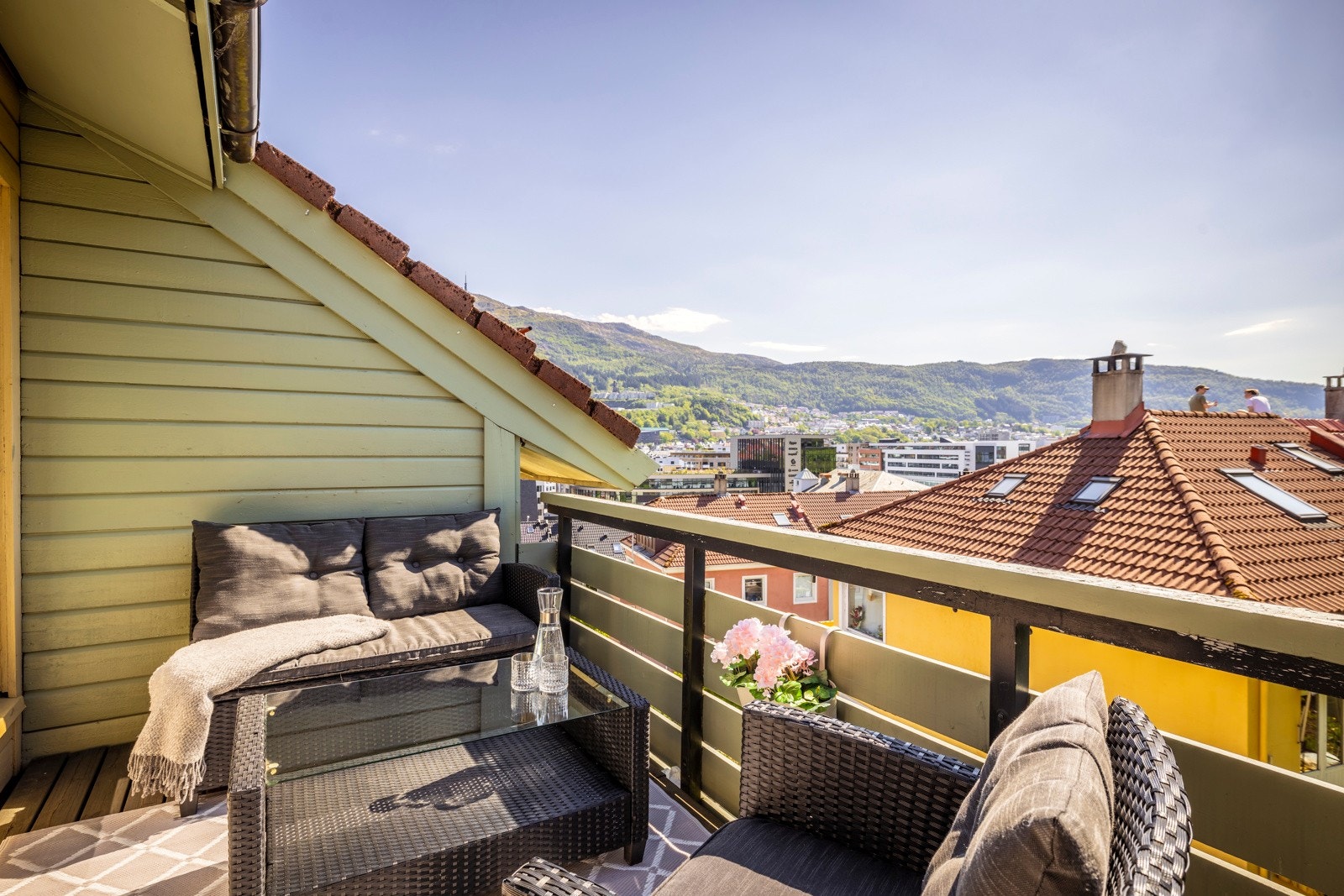 Terrassen måler 6 kvm og har god plass til både utemøbler og grill Galleribilde
