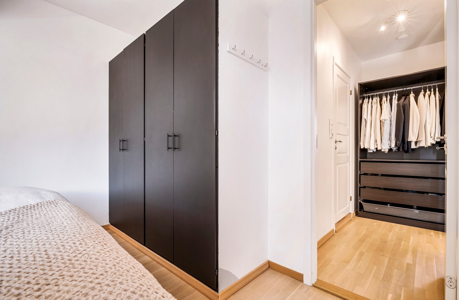 Det er god plass til seng og garderobe på begge rom Galleribilde