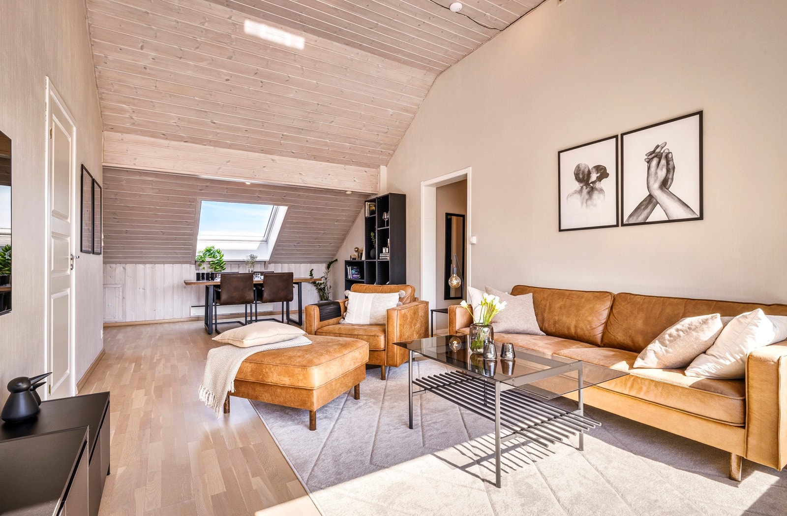Det er god plass til sofagruppe og TV i stuen Galleribilde