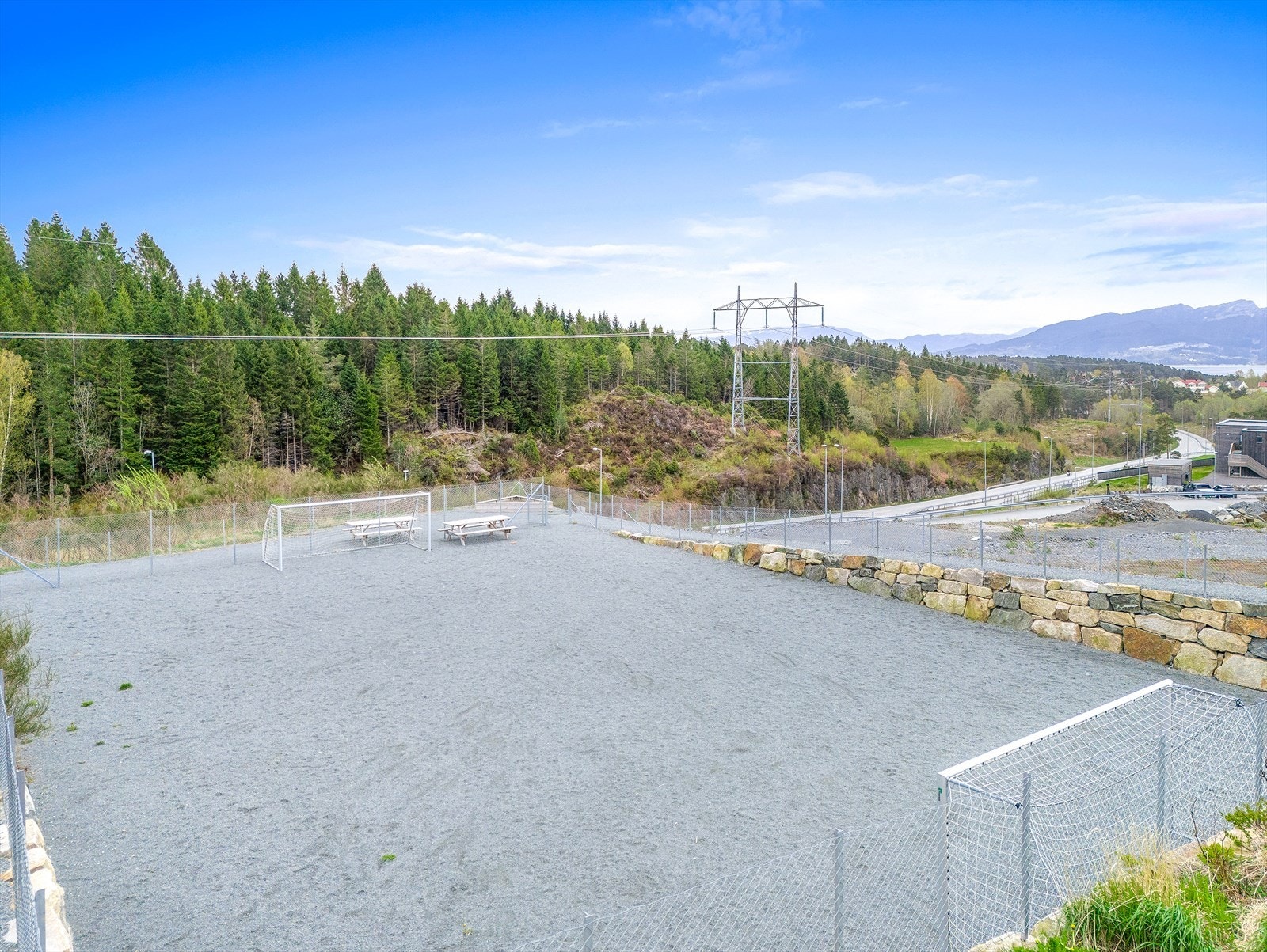 Fotballbane like nedenfor tomten Galleribilde