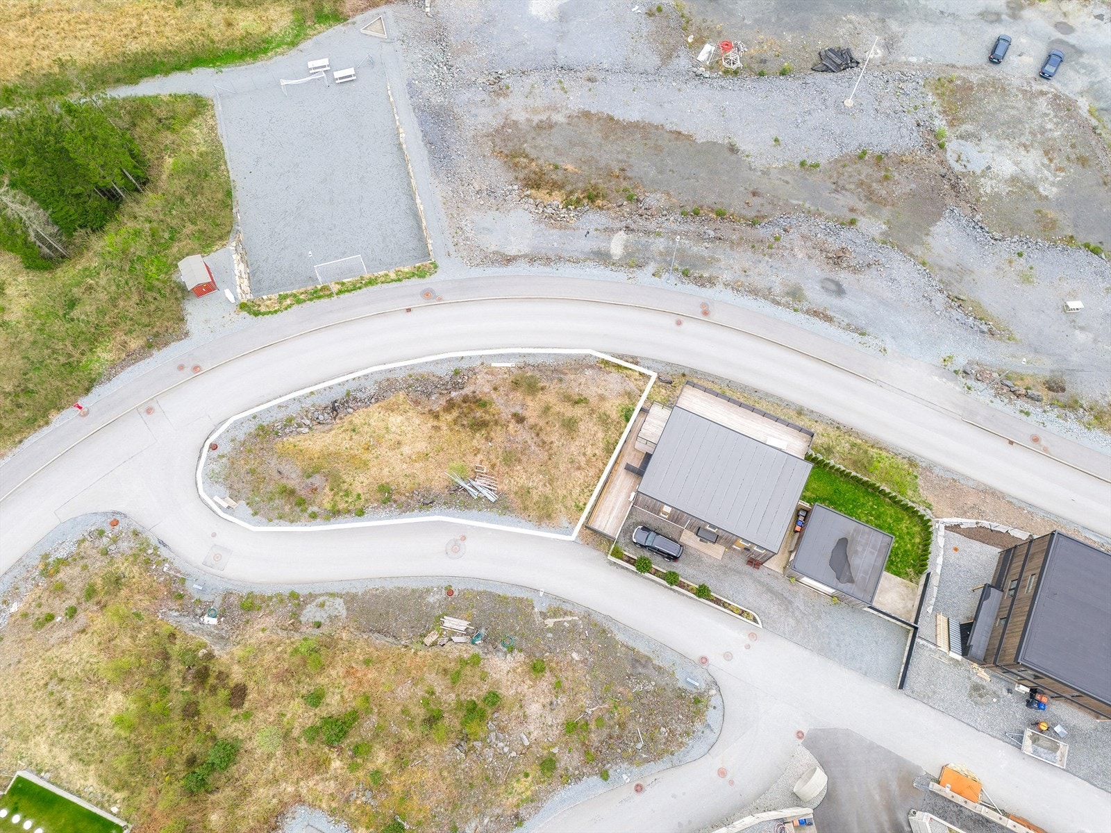 Tomten er på ca. 633 m². NB! Tomtegrenser kun vist som illustrasjon, se offentlige kart for nøyaktige grenser. Galleribilde