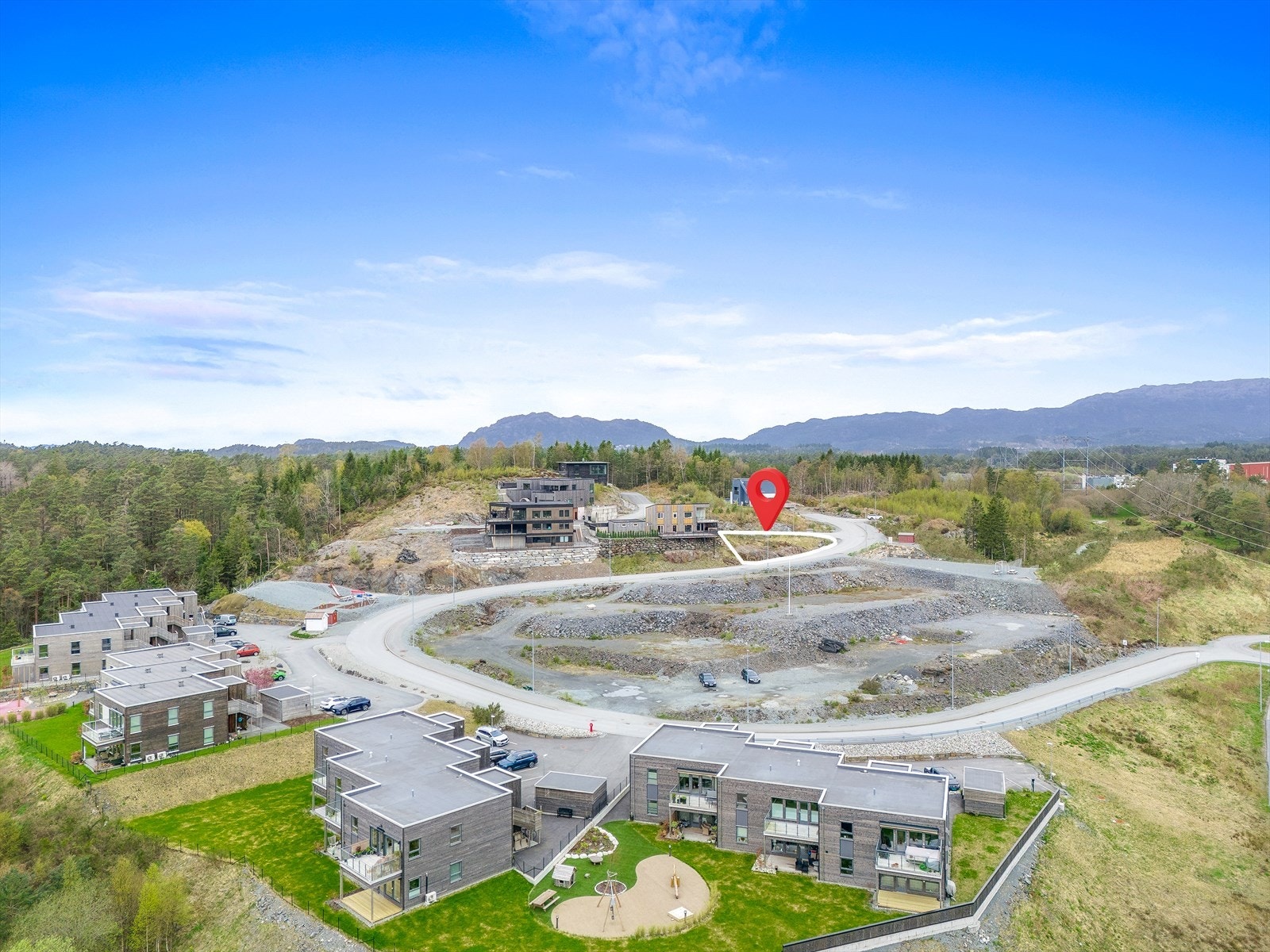 Tomten ligger på en liten høyde i et nyetablert boligområde Galleribilde