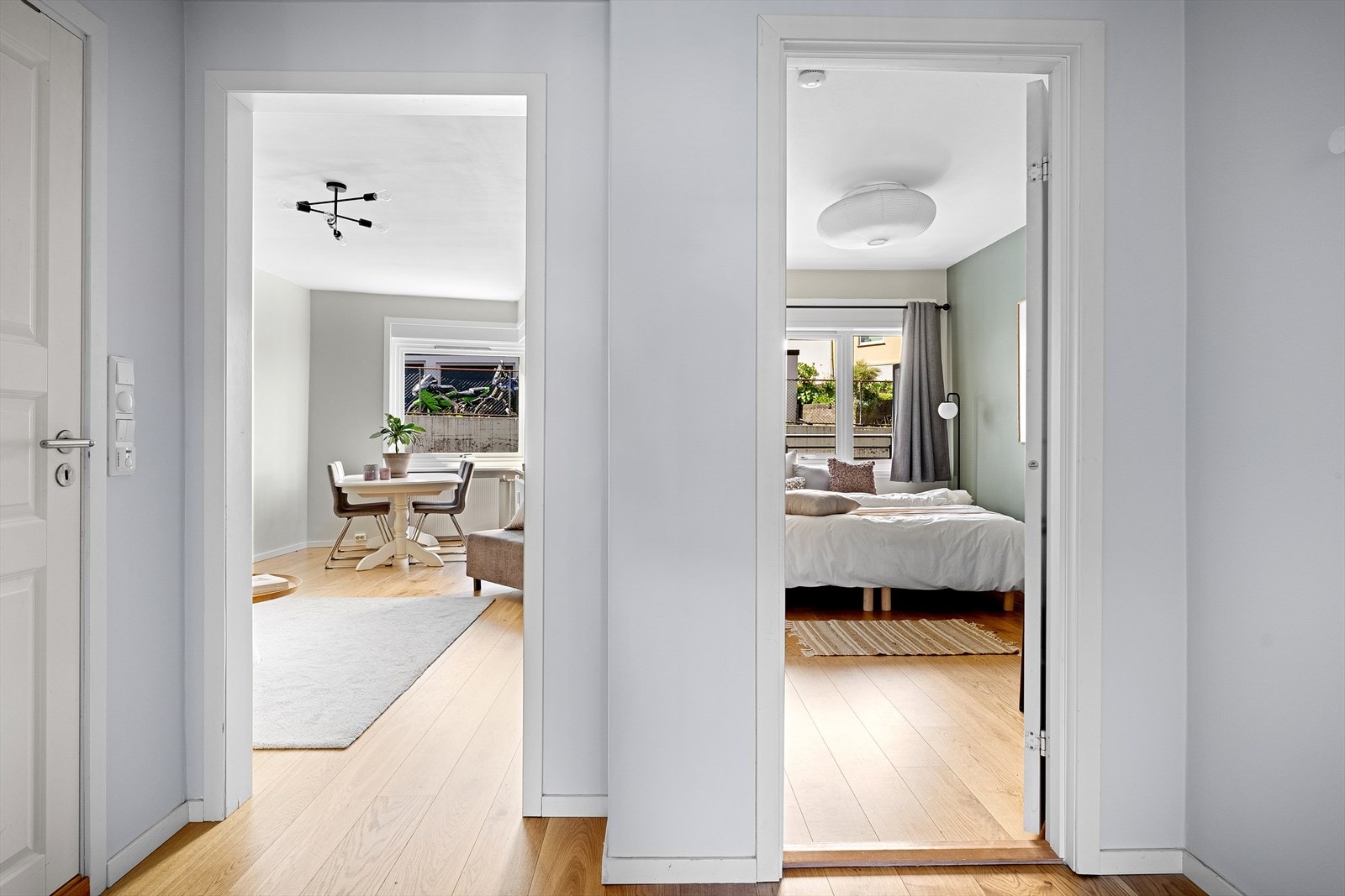 - Inne i entréen som rommer 6,07 m² har man oversikt over alle rommene i leiligheten - Galleribilde