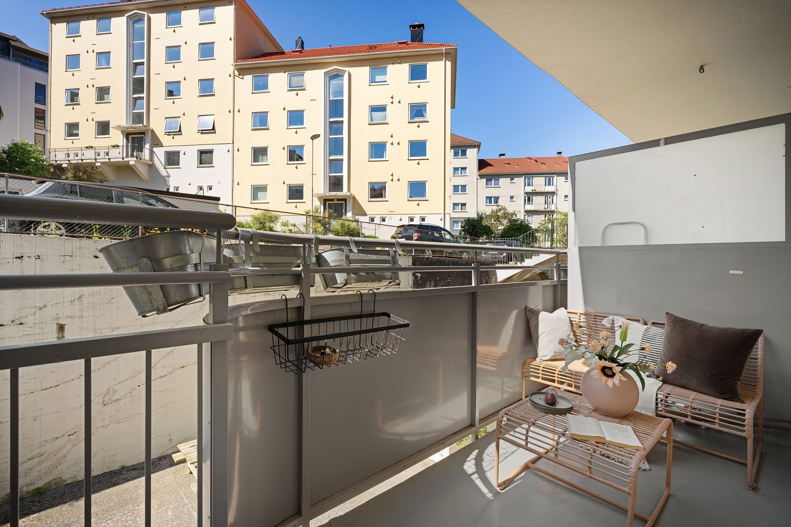 - Fra stuen er det utgang til en skjermet balkong på 5 m² - Galleribilde