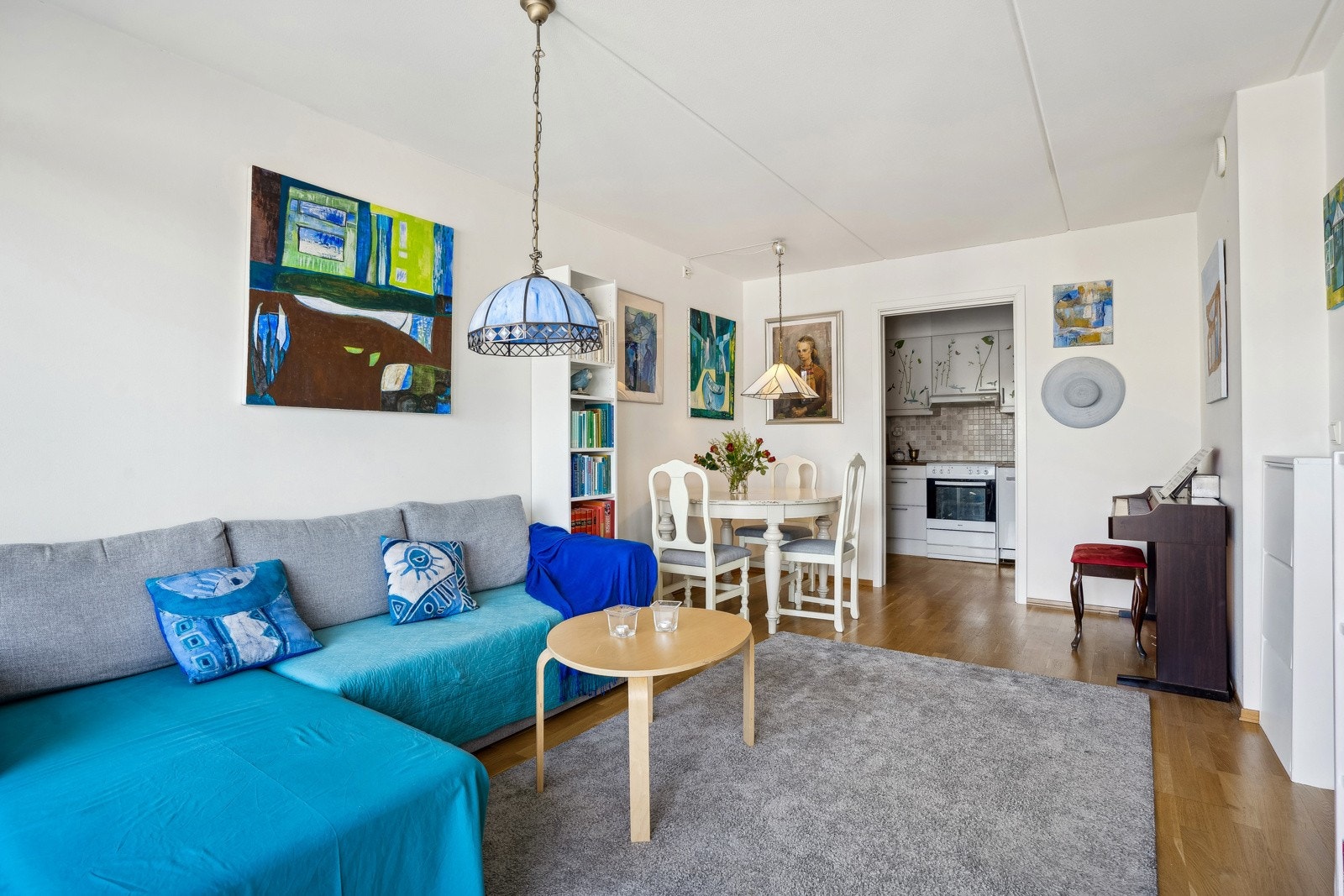 Lys stue med plass sofagruppe og spisebord Galleribilde