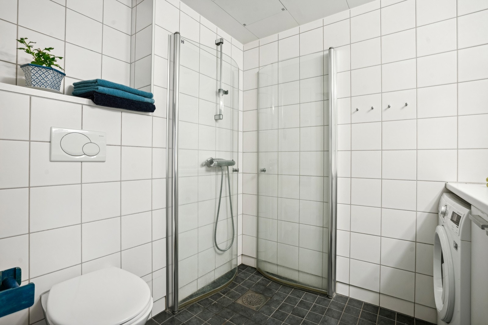 Badet har opplegg for både vaskemaskin og tørketrommel Galleribilde