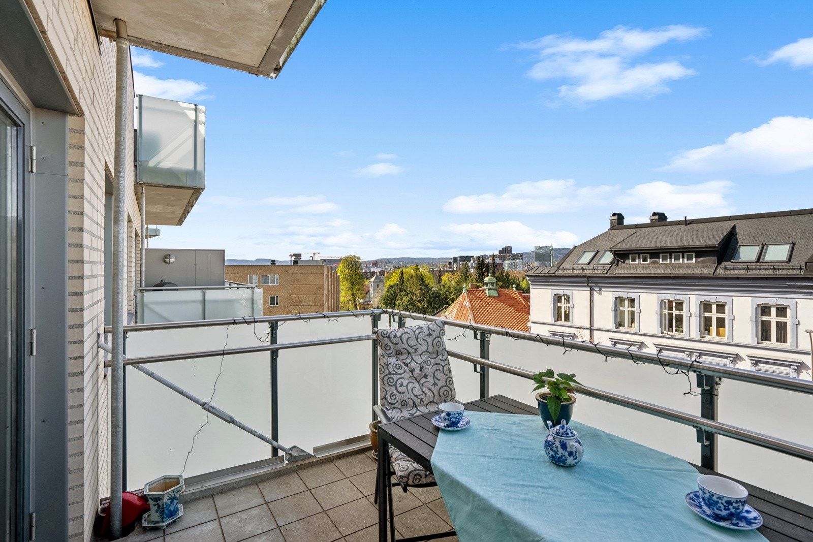 Velkommen til attraktiv og lys leilighet i 4. etasje med heis i Ekebergveien 5E! Galleribilde